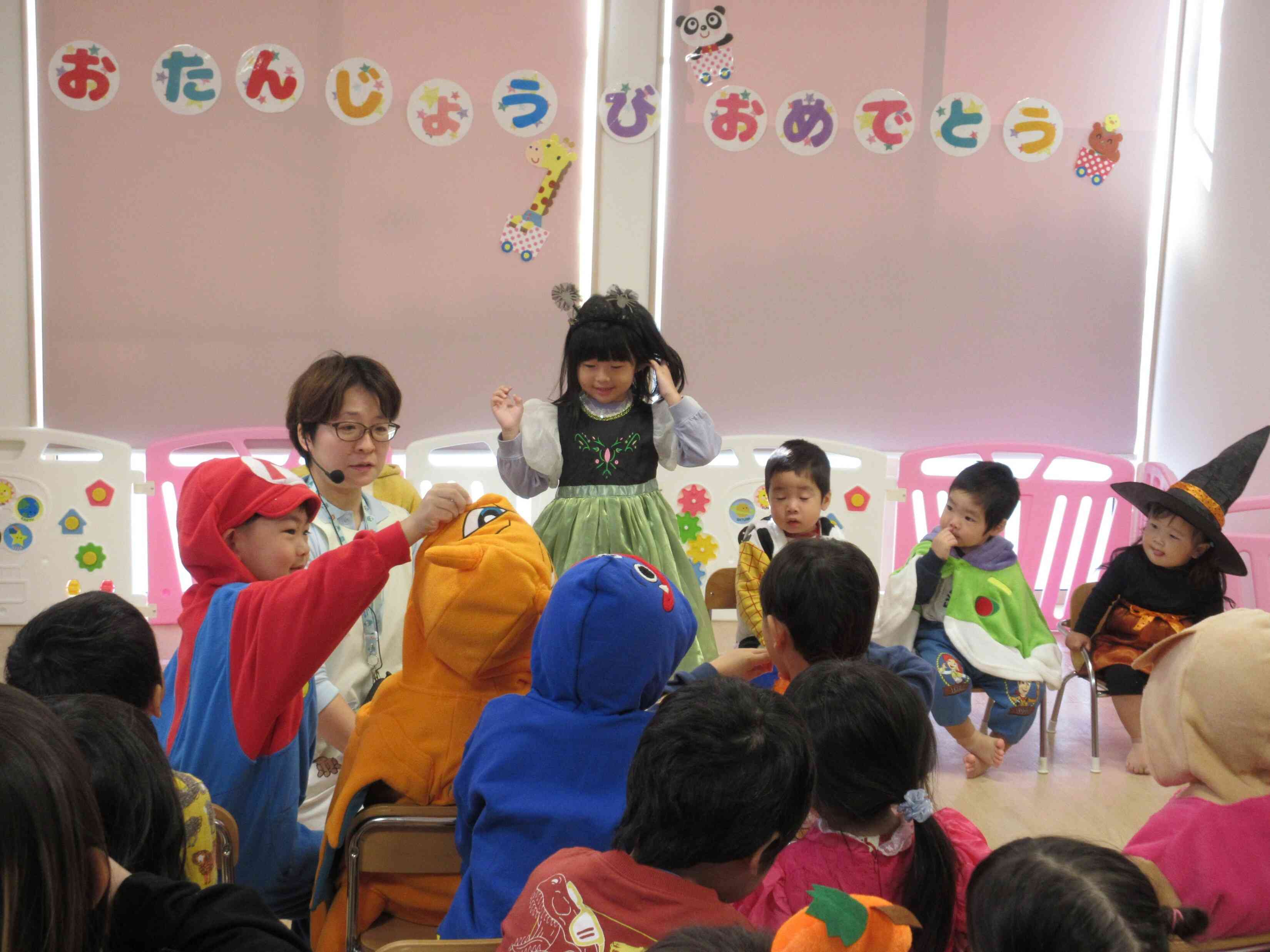 お友達が見守ってくれて頑張って答えられましたよ!