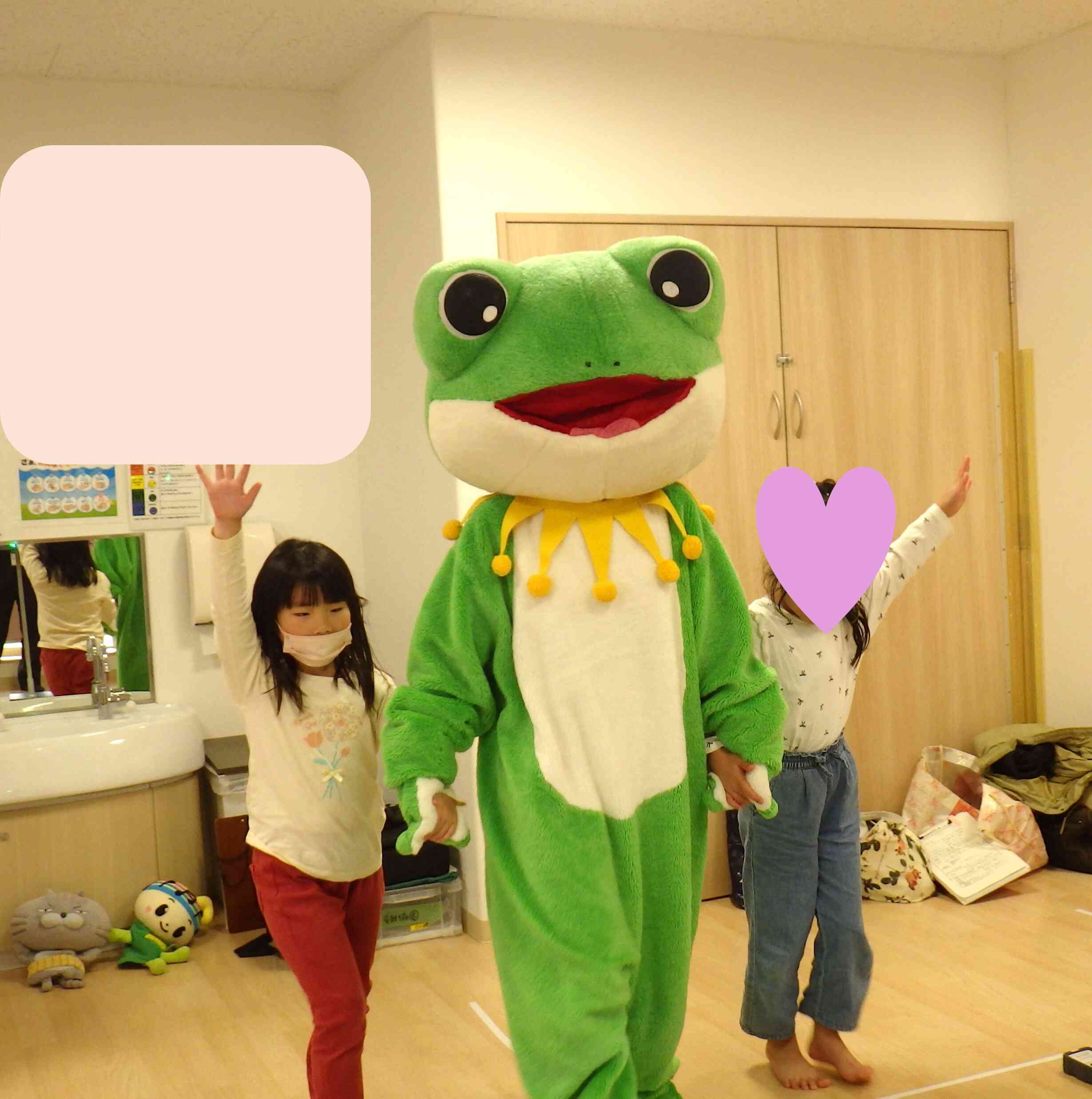 ケロちゃんと手をつないで渡る練習♪