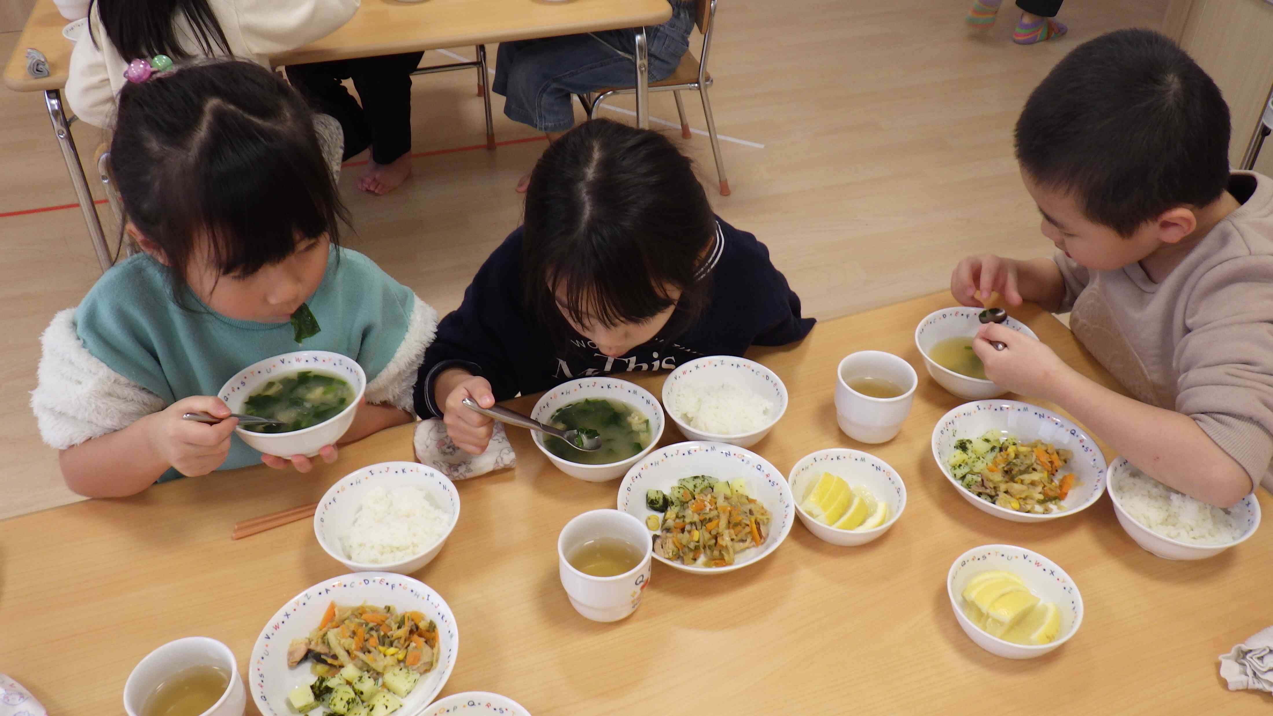 自分たちで作ったお味噌汁。『今まで食べたお味噌汁で一番美味しい！』とたくさん食べてくれました。