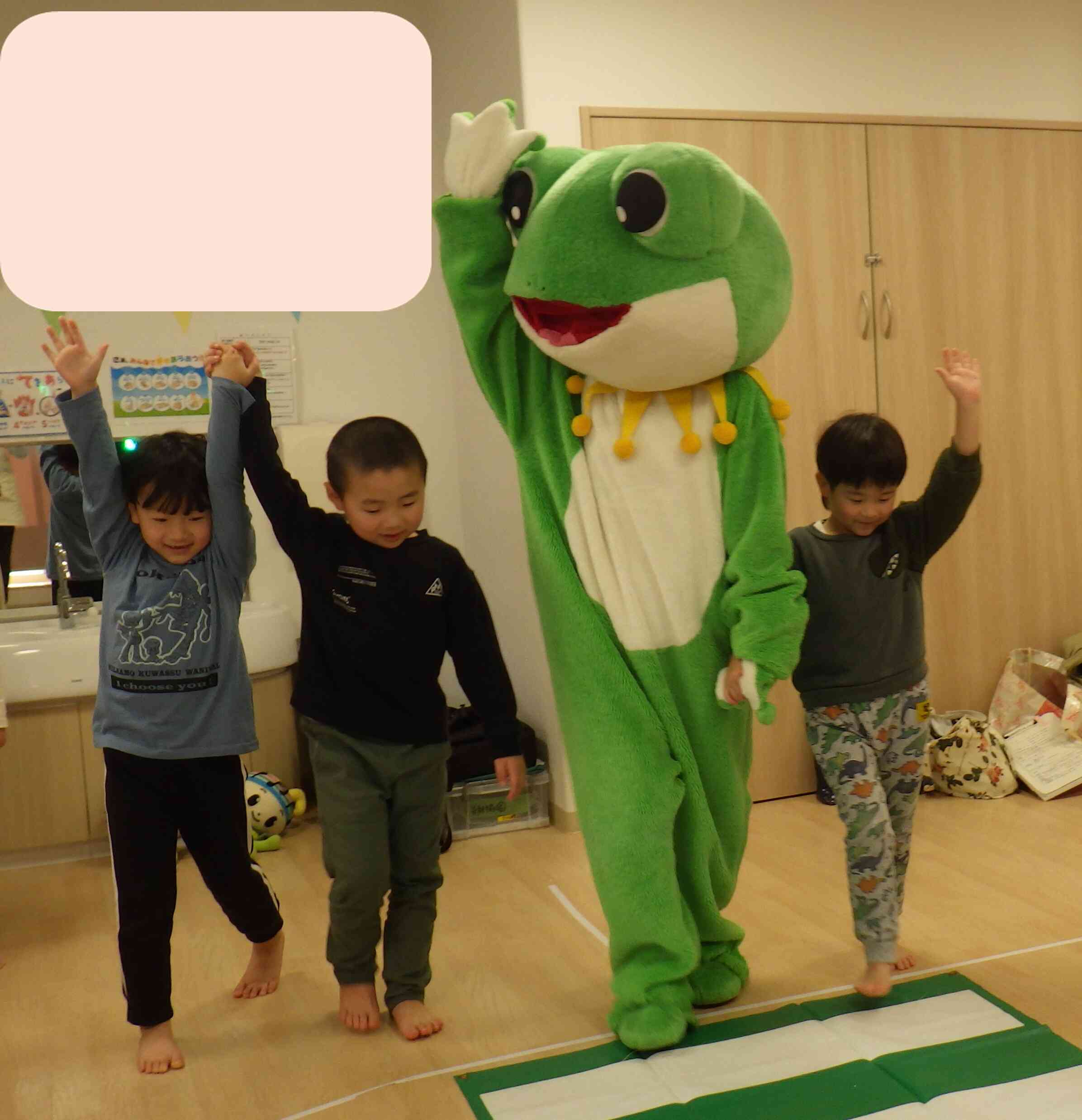 横断歩道は手を挙げるよ～