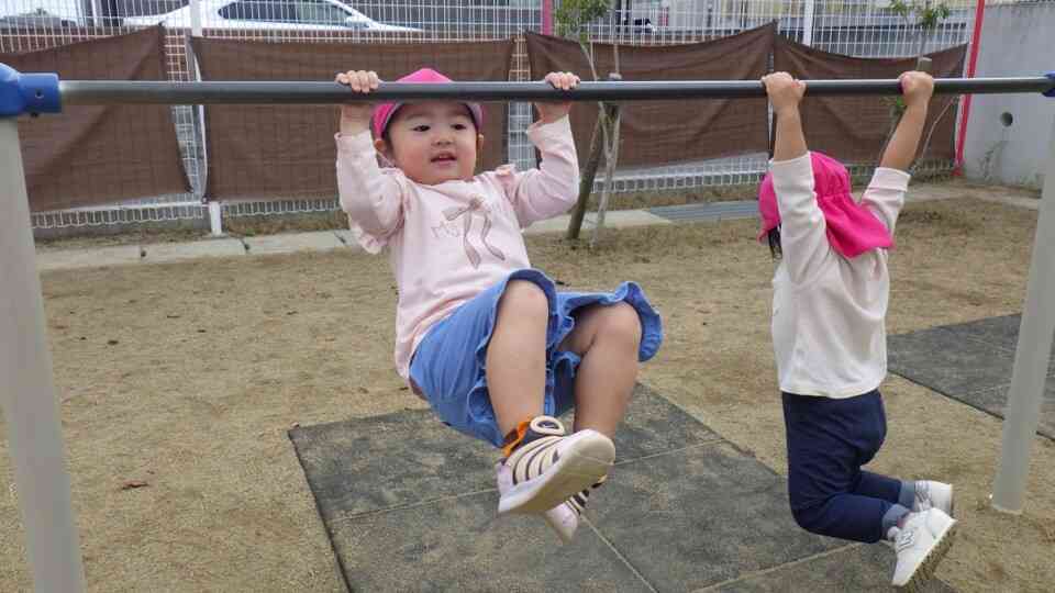 鉄棒に挑戦！