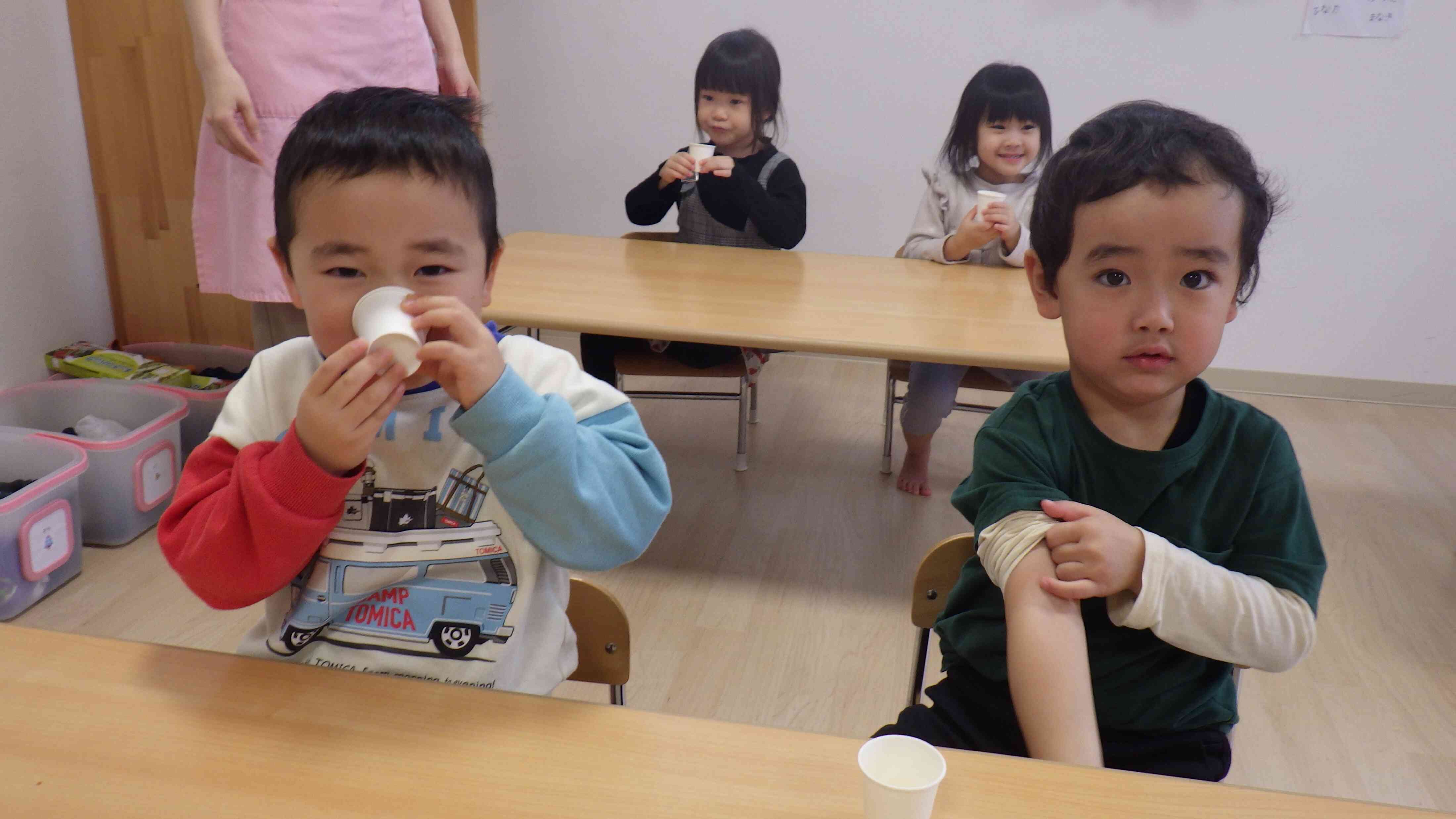 ３・４・５歳児クラスでは『出汁の飲み比べ・味噌汁作り』を行いました♪