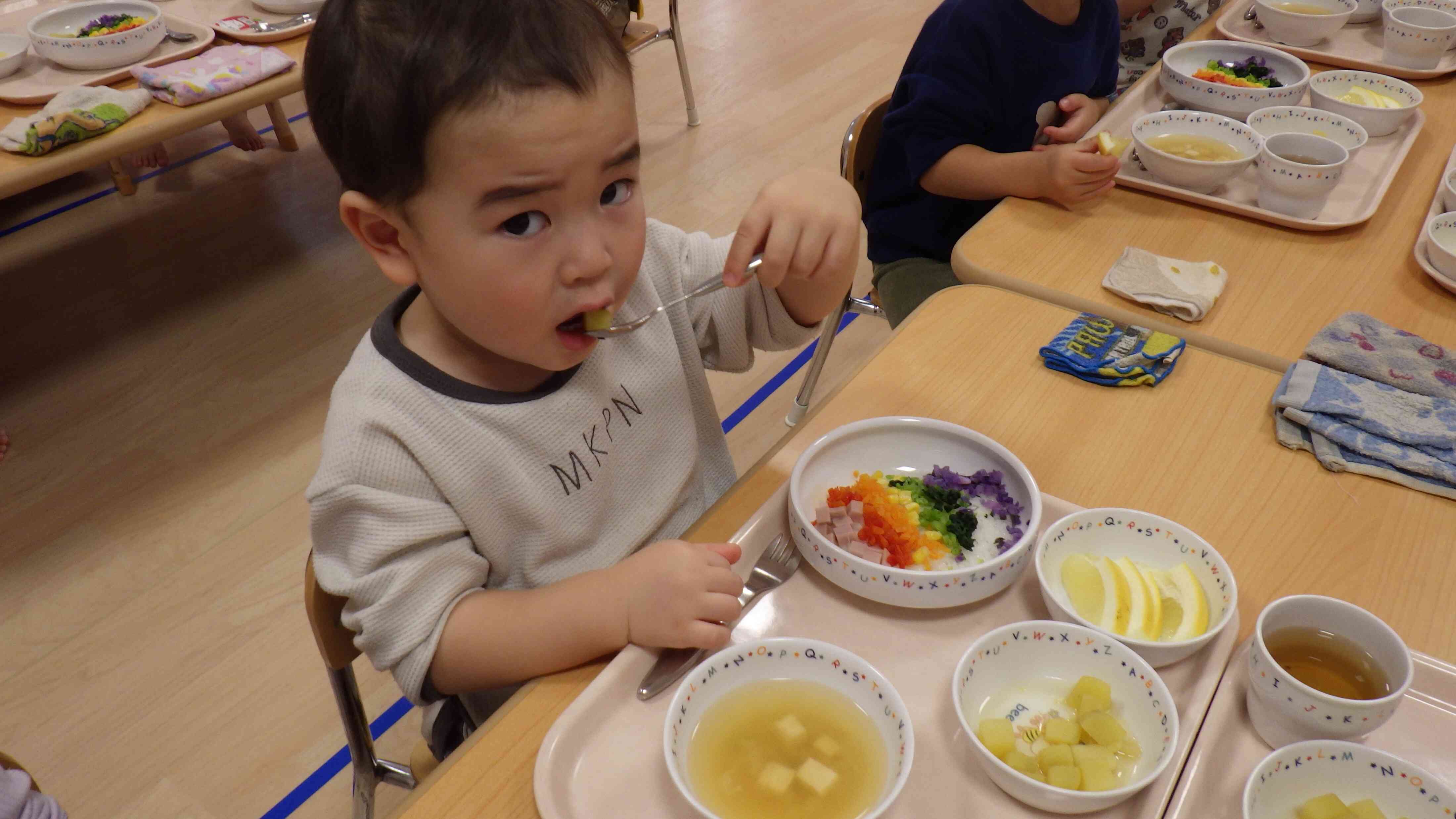 丼物なので、混ぜご飯にする子も。