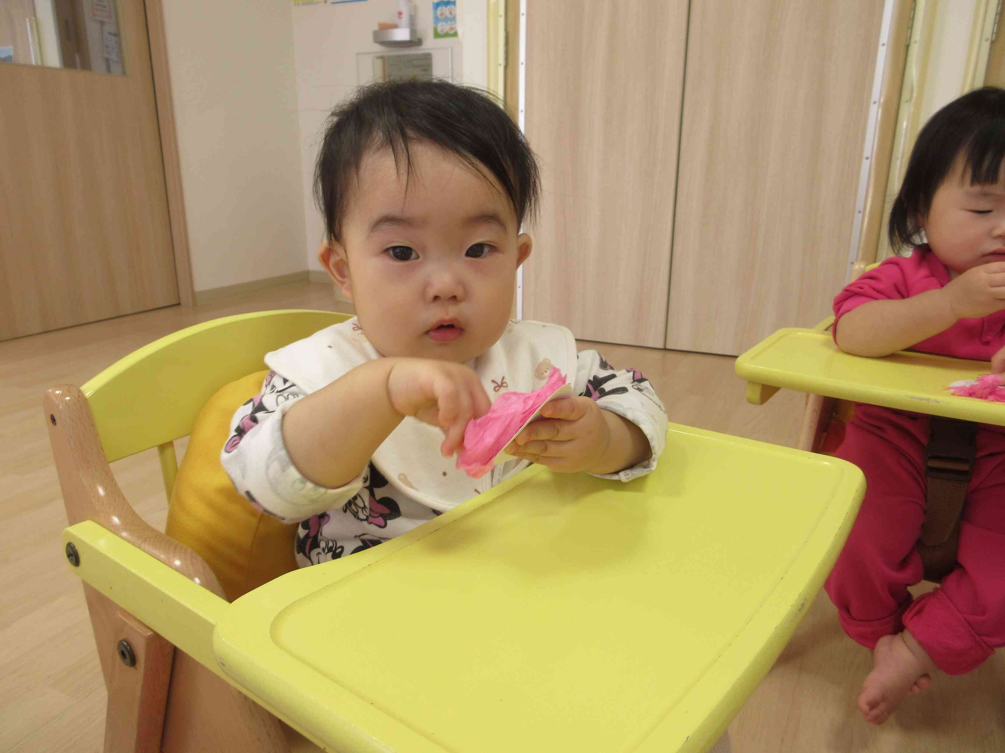 ありがとうの気持ちを込めてお花を製作中♪