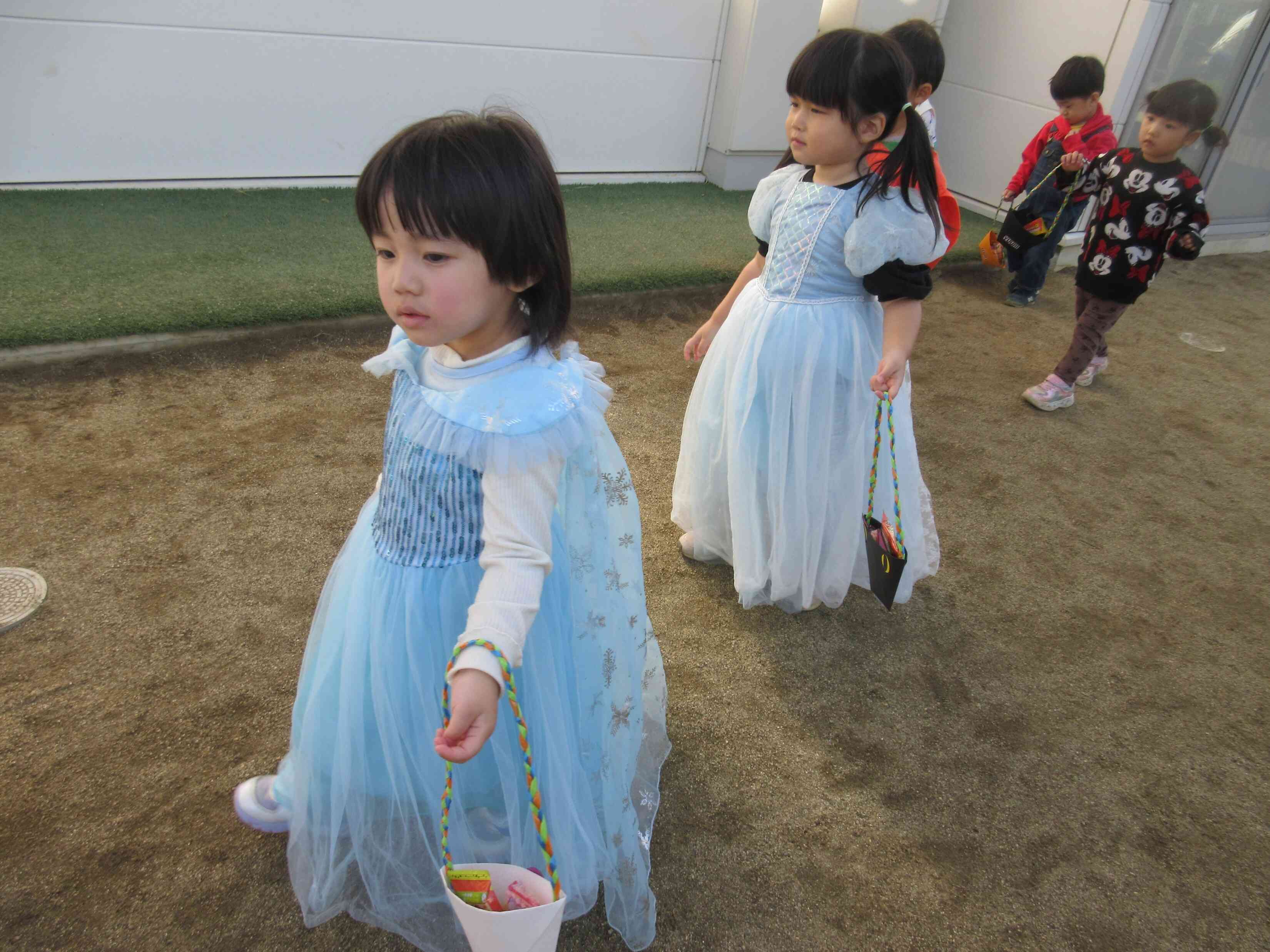 お友達とお揃いのプリンセスのドレス♡