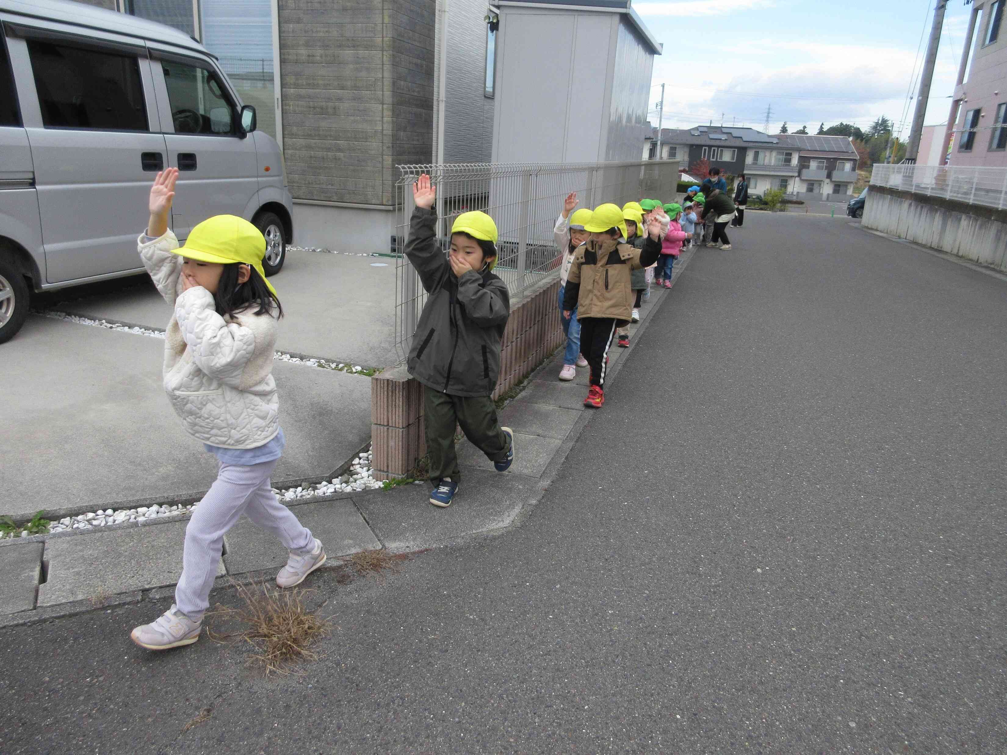 静かに落ち着いて避難しています！