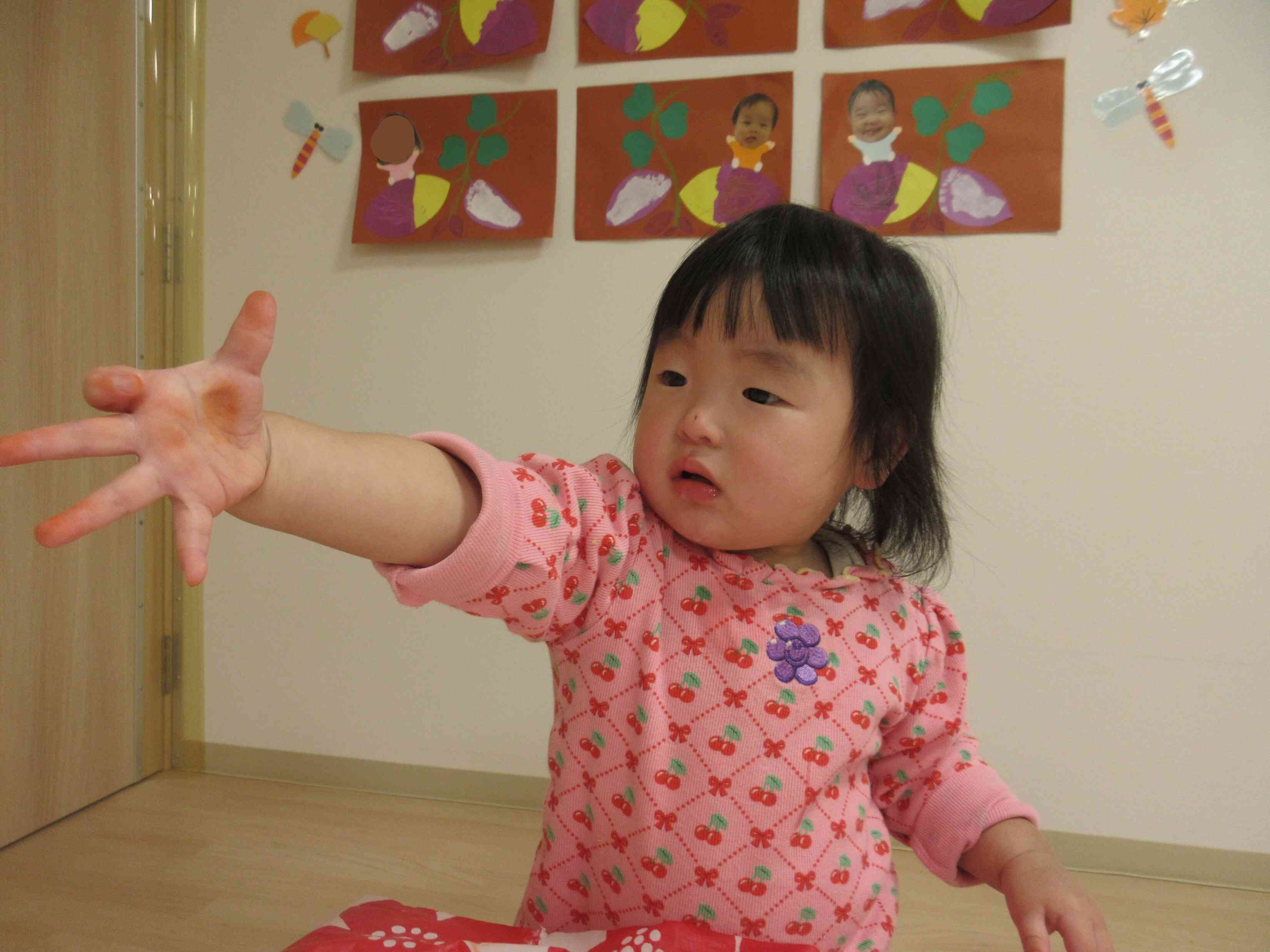 手が汚れるくらいお絵描きを楽しみました♪