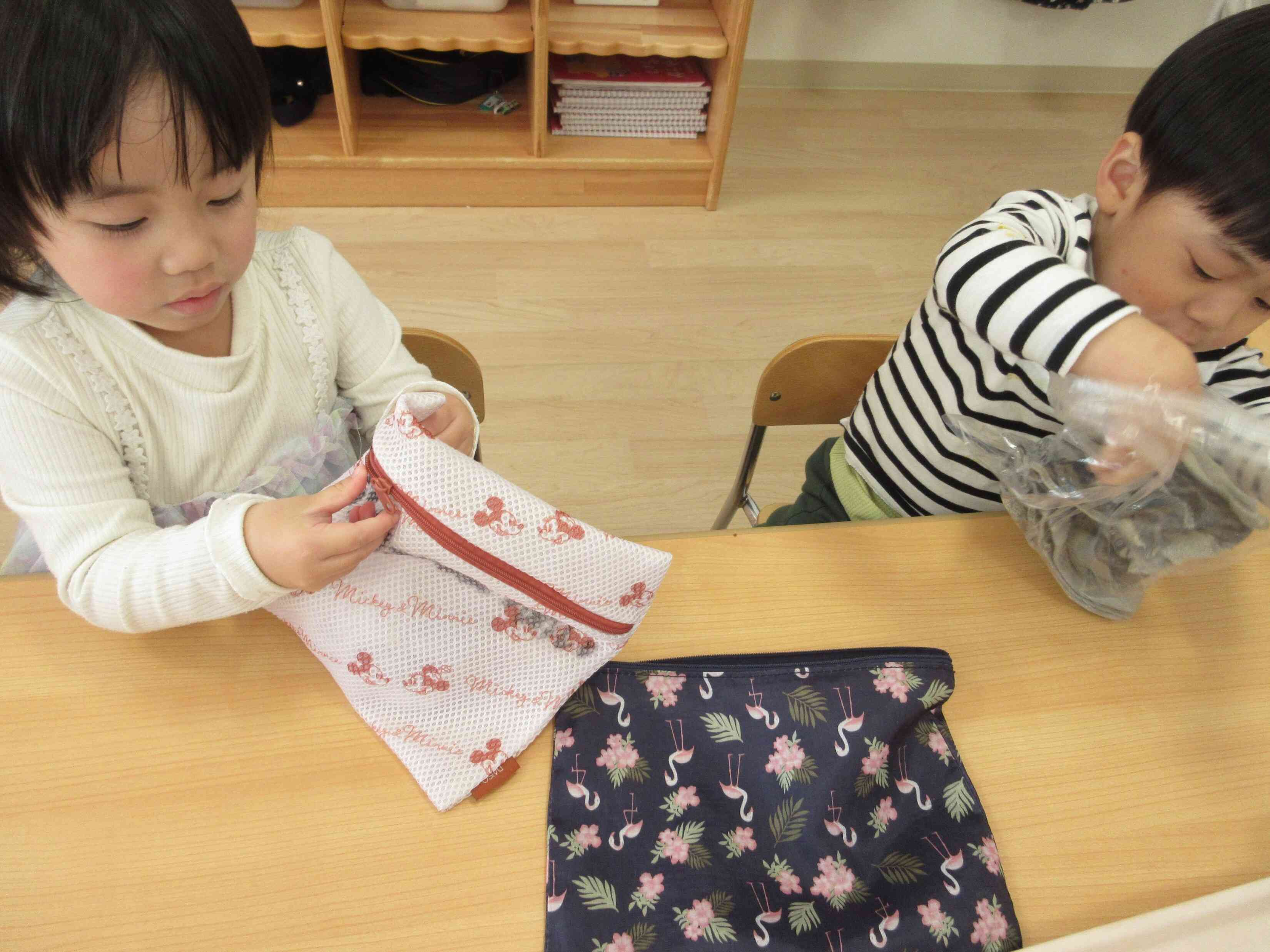 おやつの後は、タオルのお片付け！