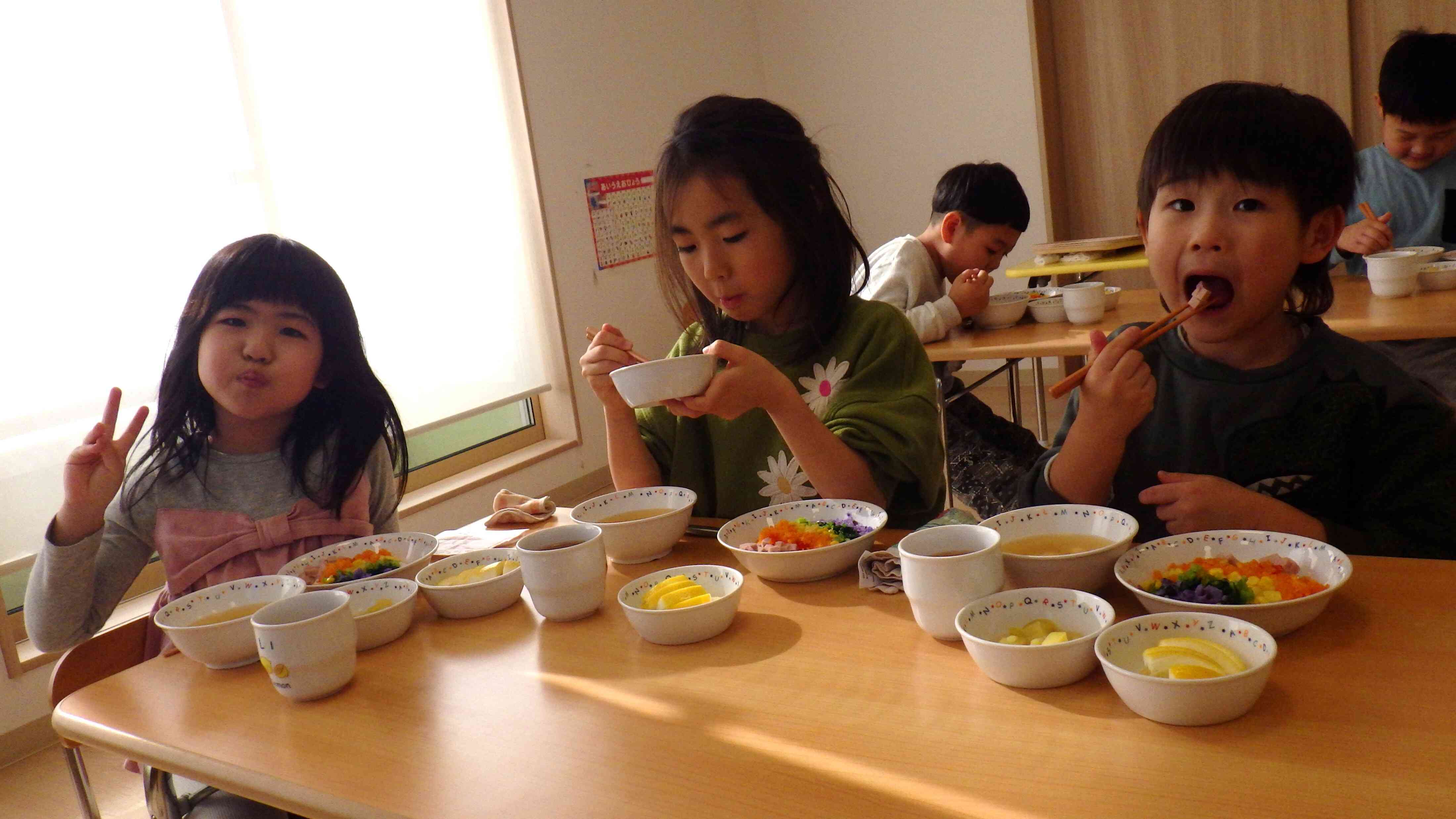 色ごとに『しょうゆ』『さとう』『しお』を使って、炒めたり、蒸したり、和えたり。少しづつ味付けも変えてあります。