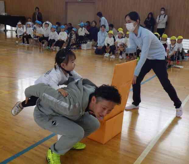 パパのおんぶでゴールまでレッツゴー!