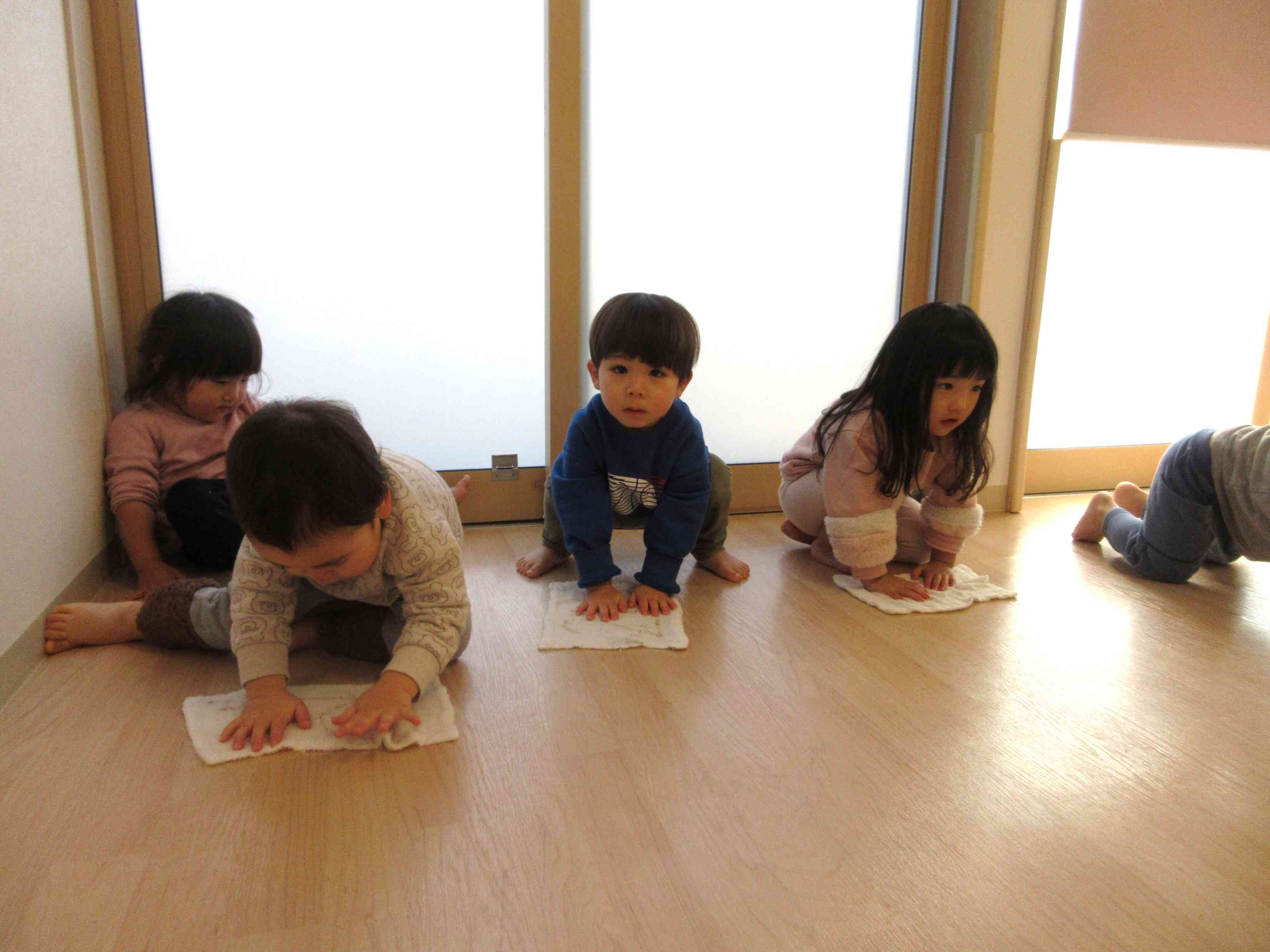 床の雑巾がけ～！