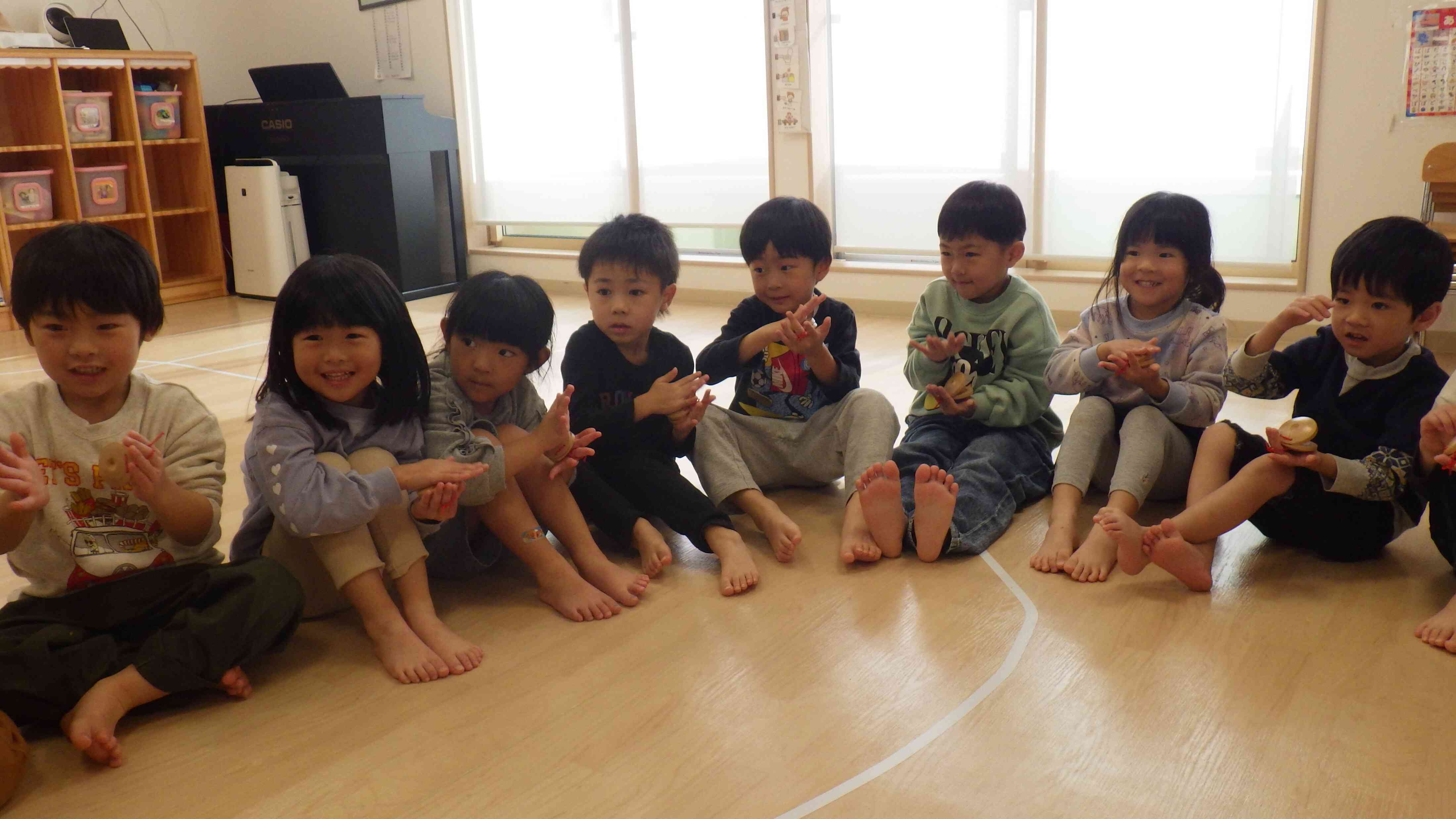 みんなで丸くなってリズム遊び！