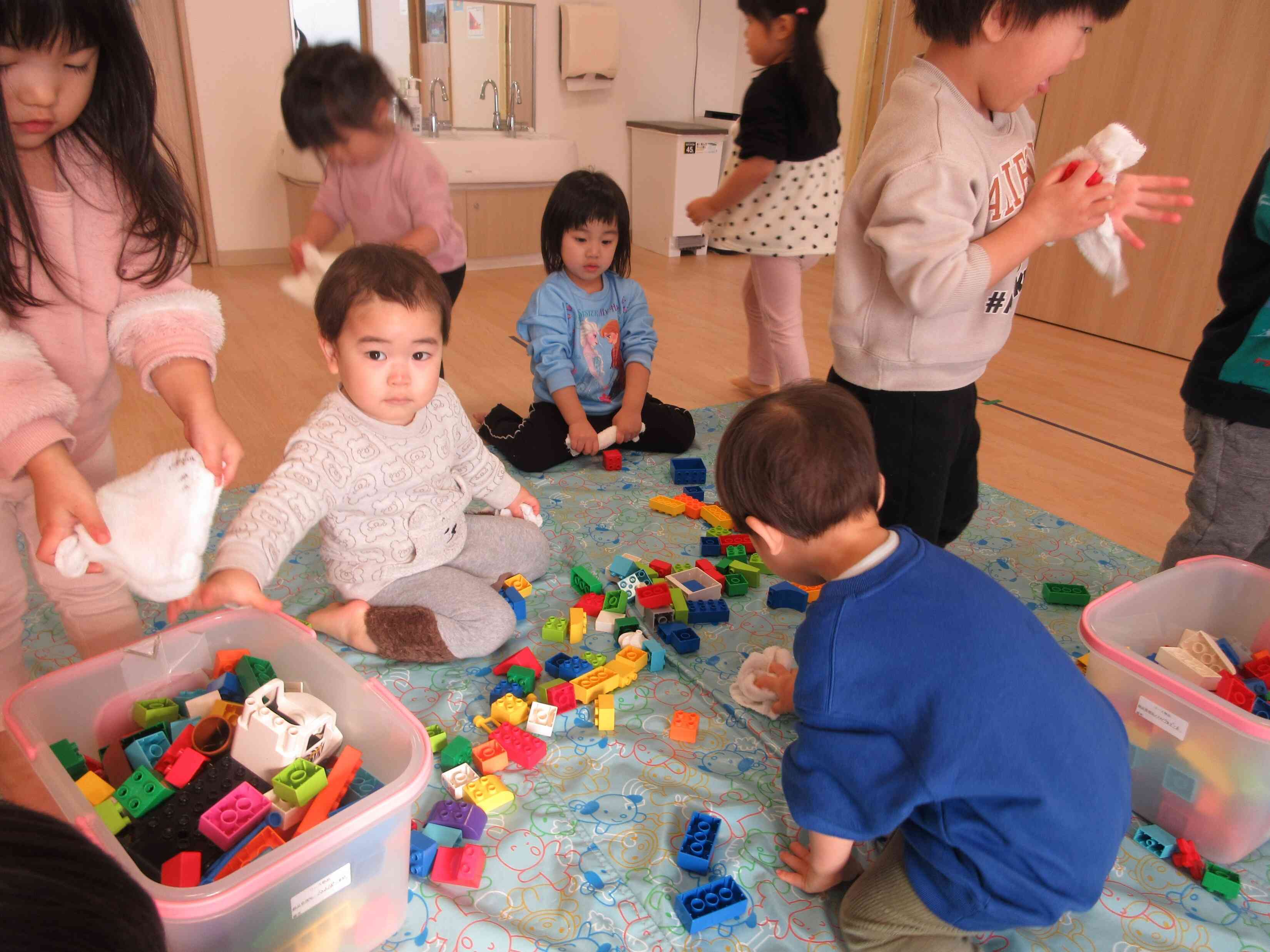 遊んでいるおもちゃもふきふき☆彡