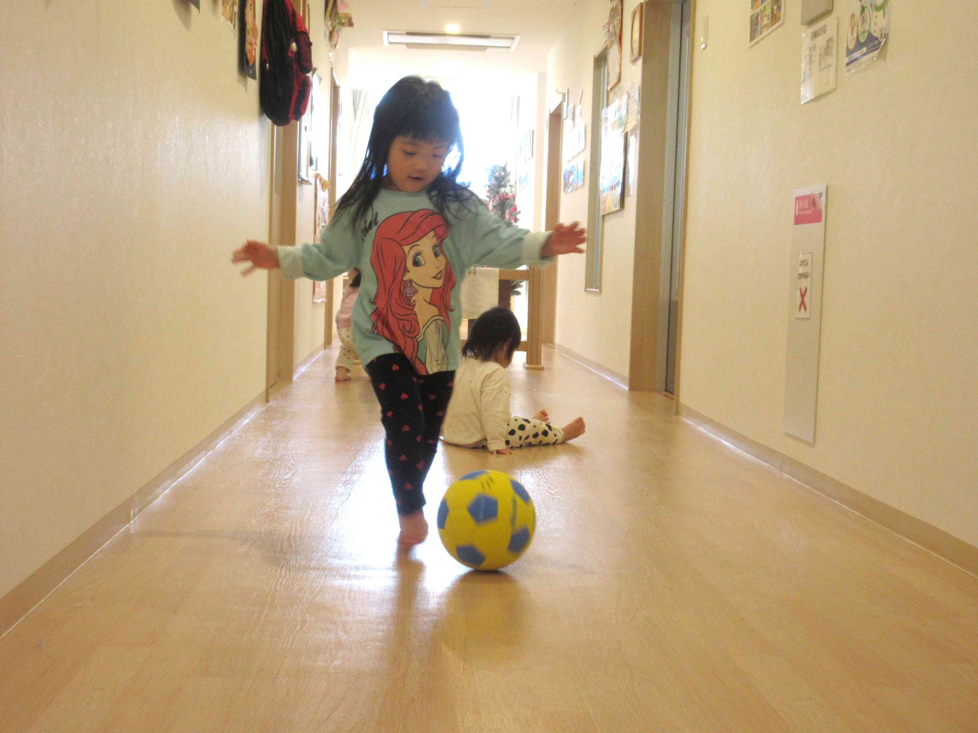 廊下で思いっきりサッカー
