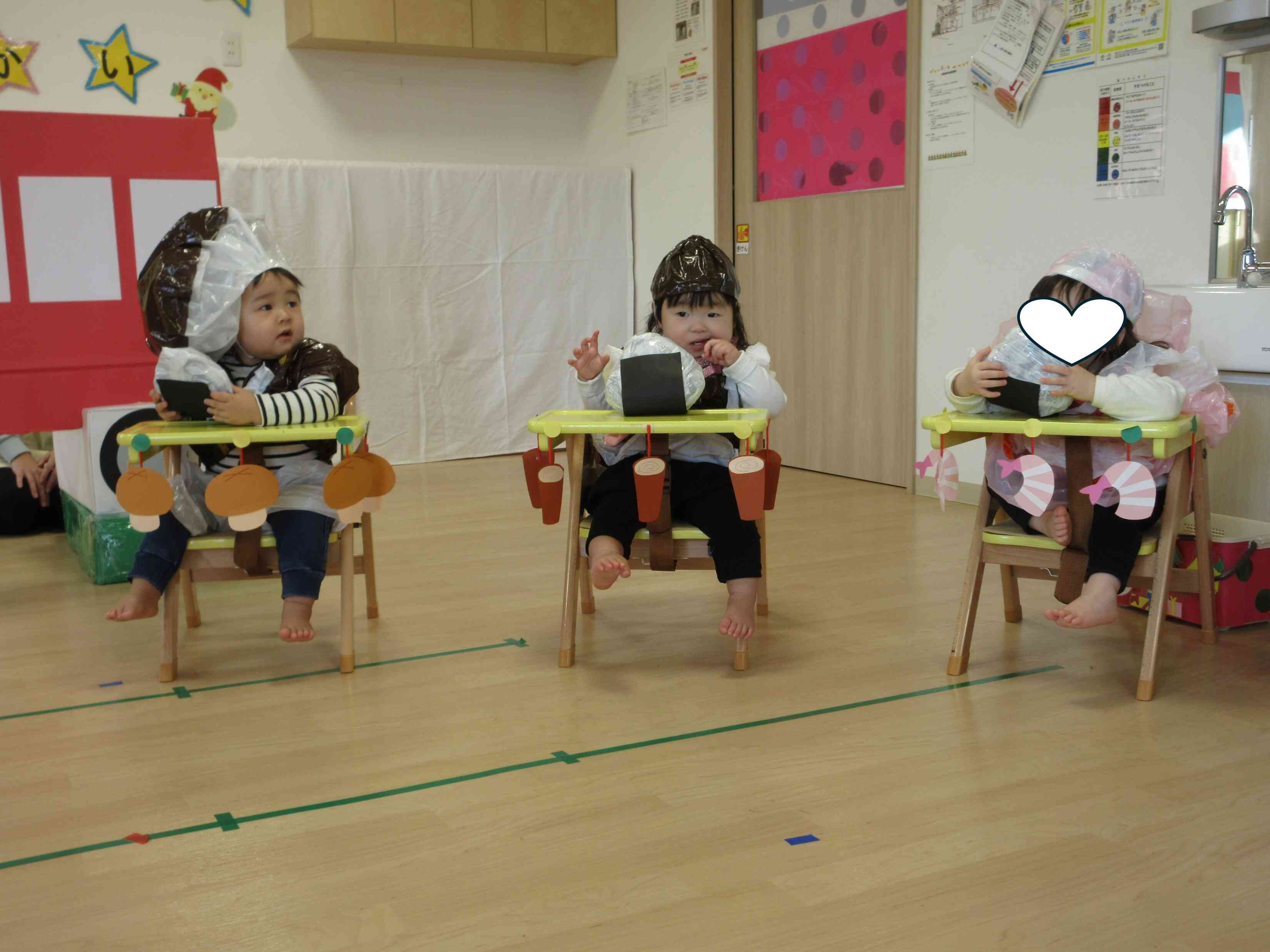 おにぎりを食べる真似をするシーンです★