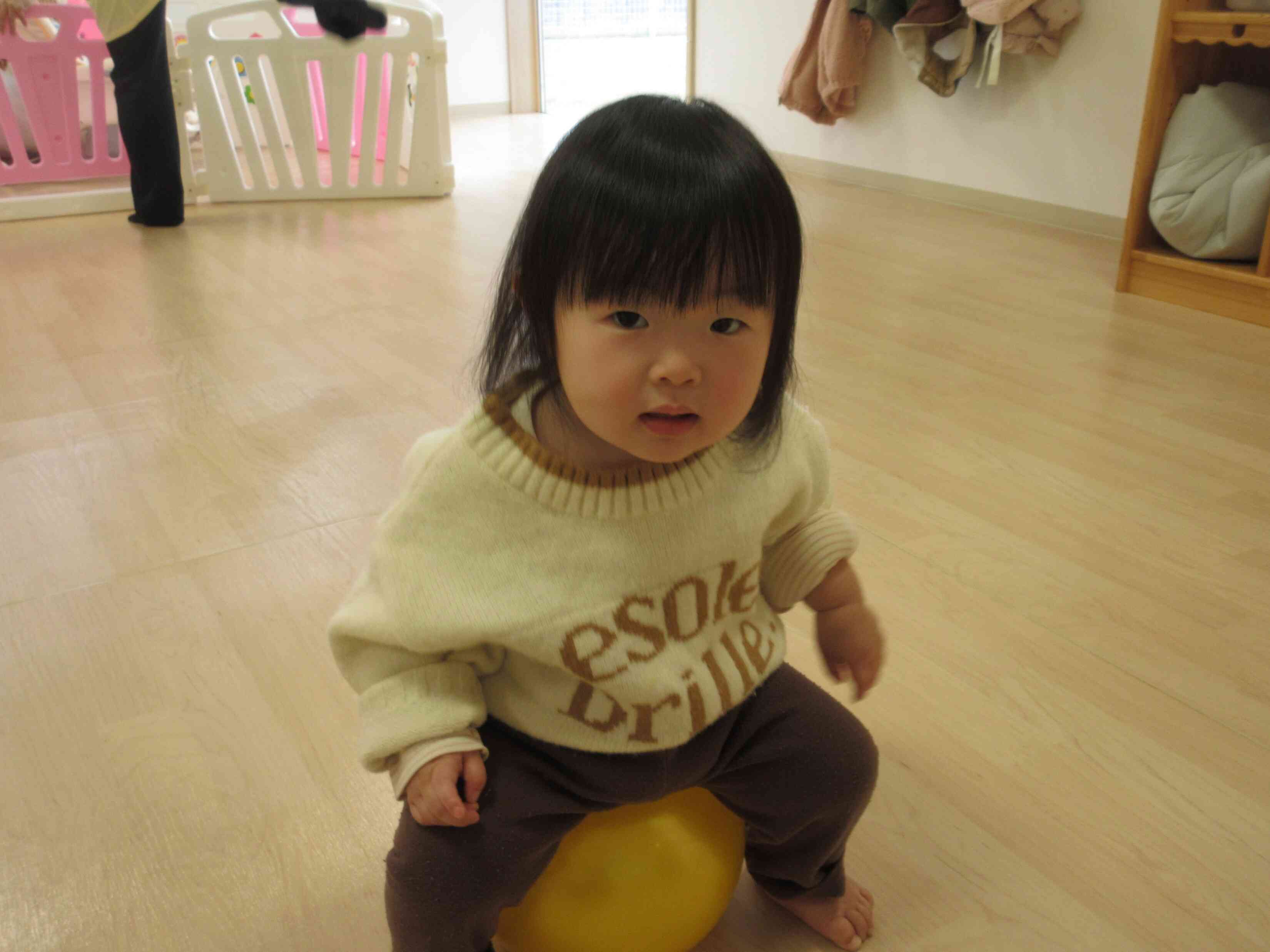 大好きなボール遊び！乗ってみたよ☆