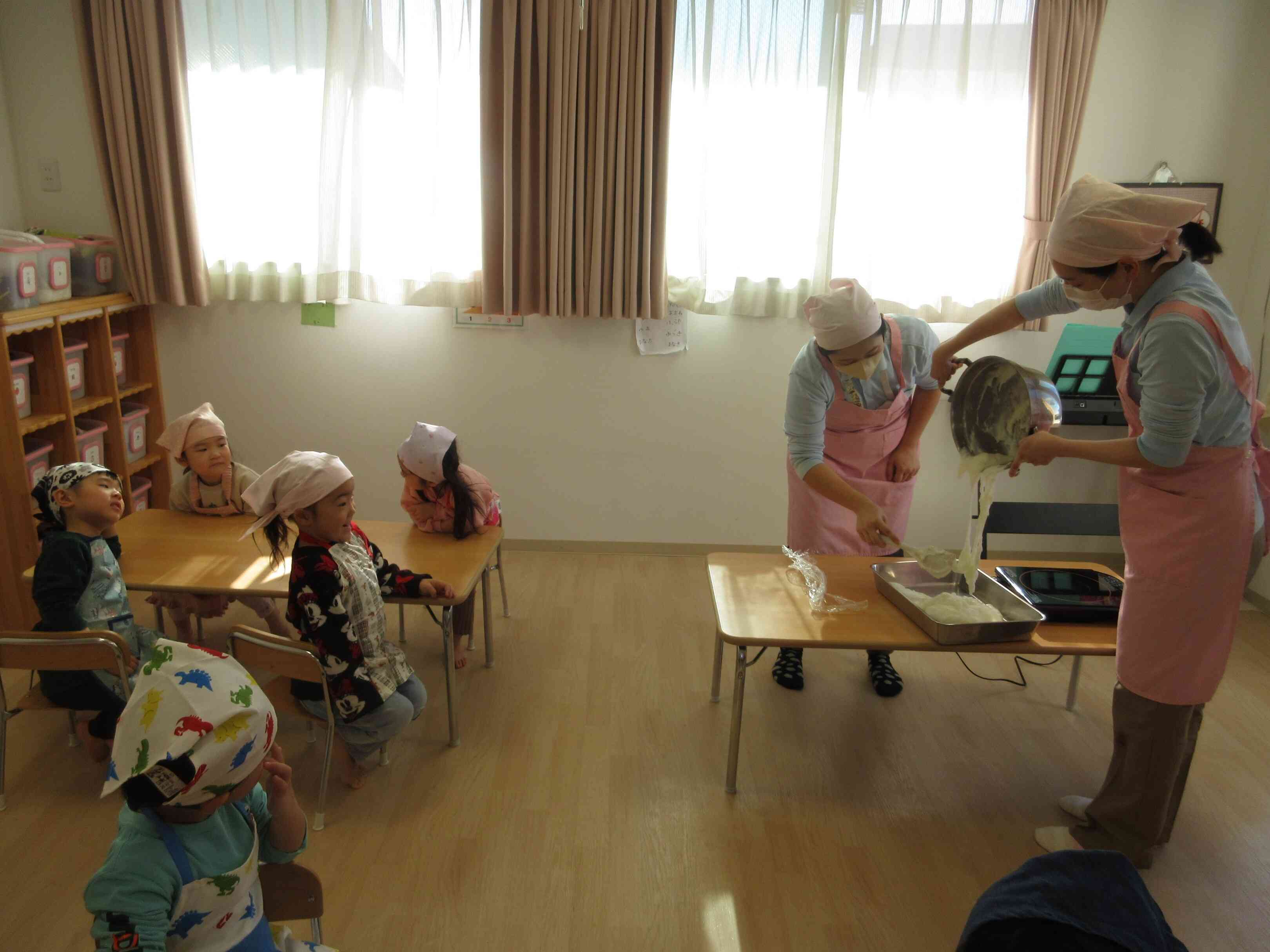 出来上がったミルク餅をバットに。よく伸びる！