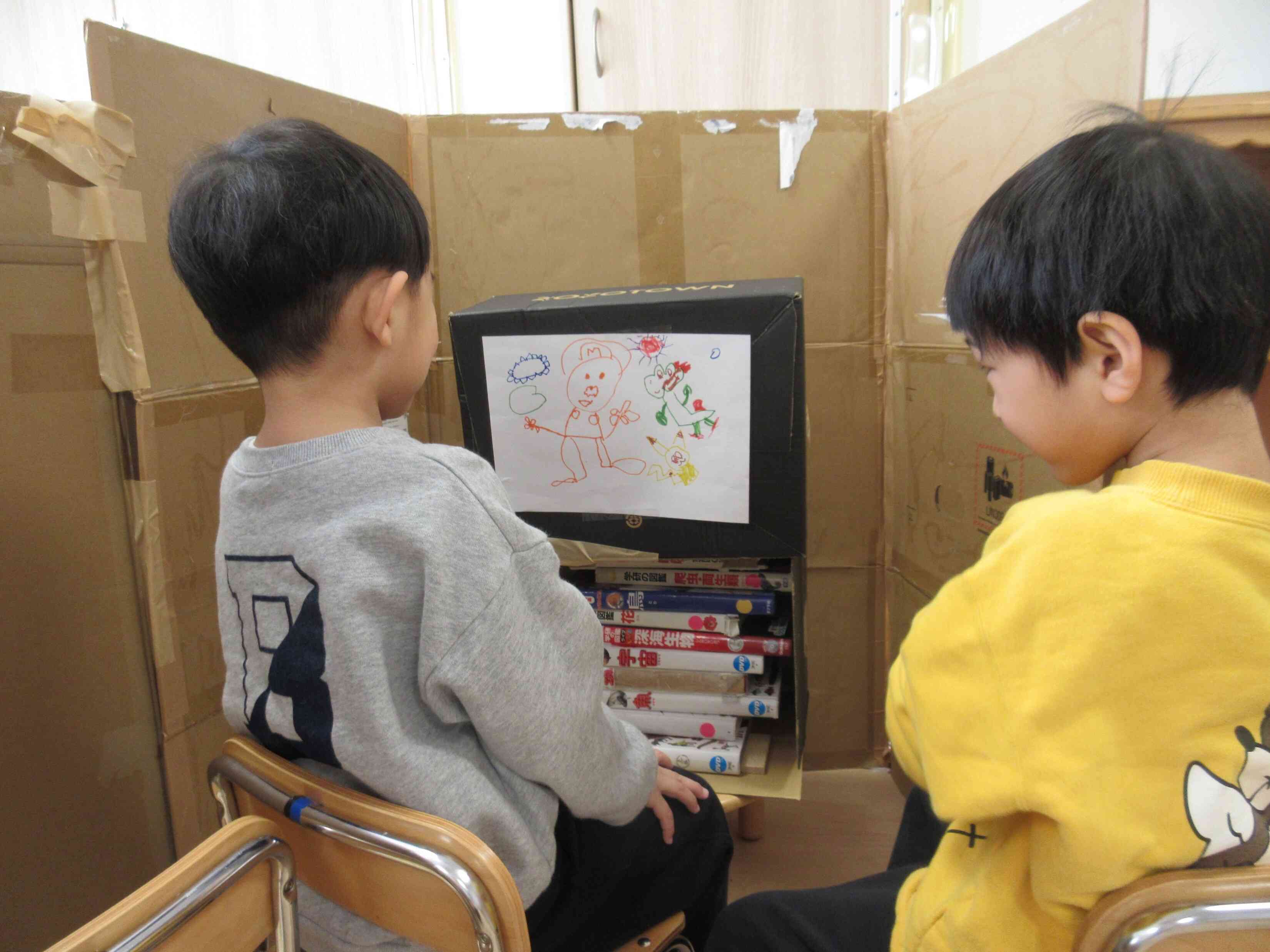 家具もダンボールで作ったよ！