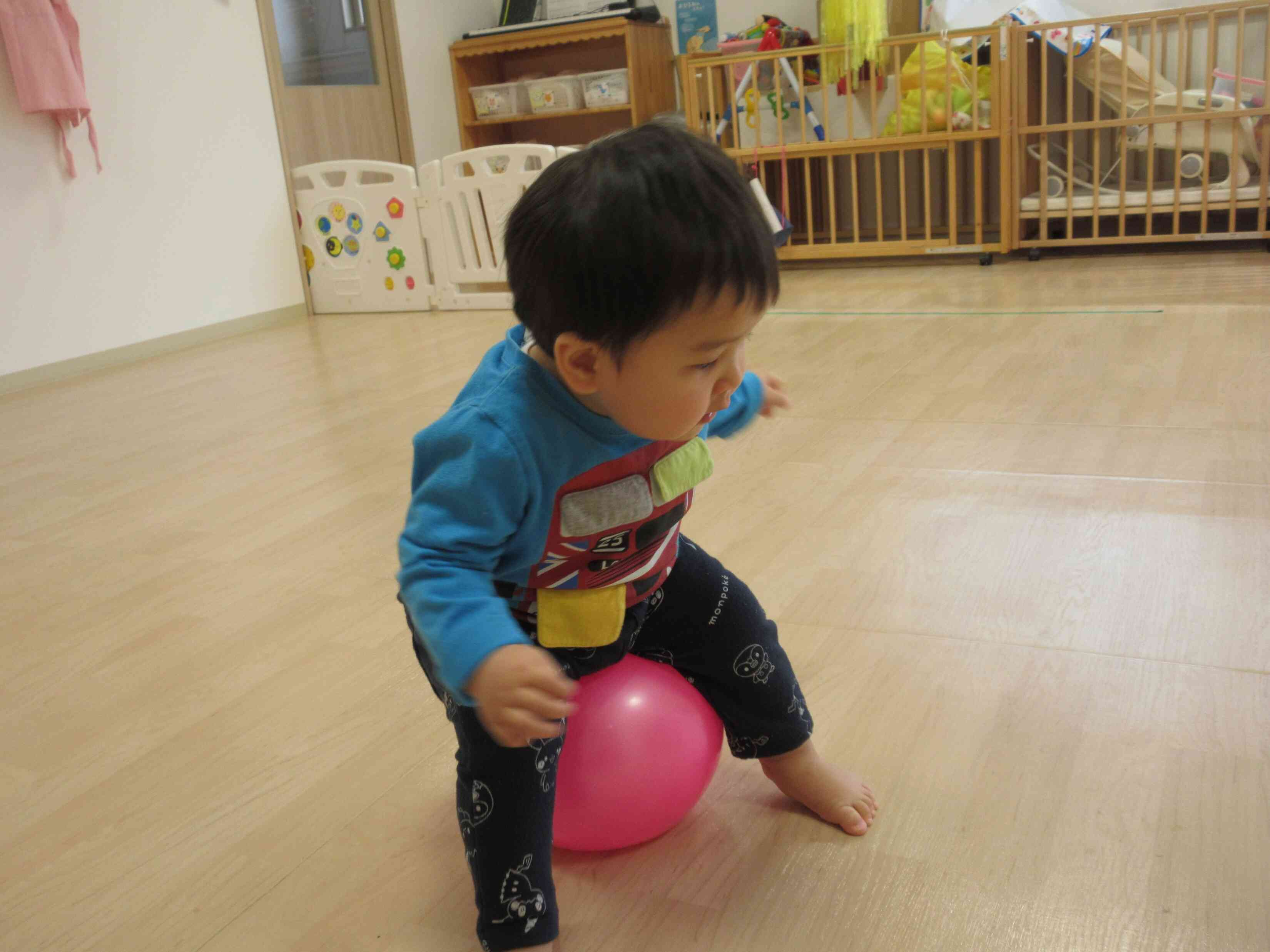 両手でバランスをとって乗れるよ☆