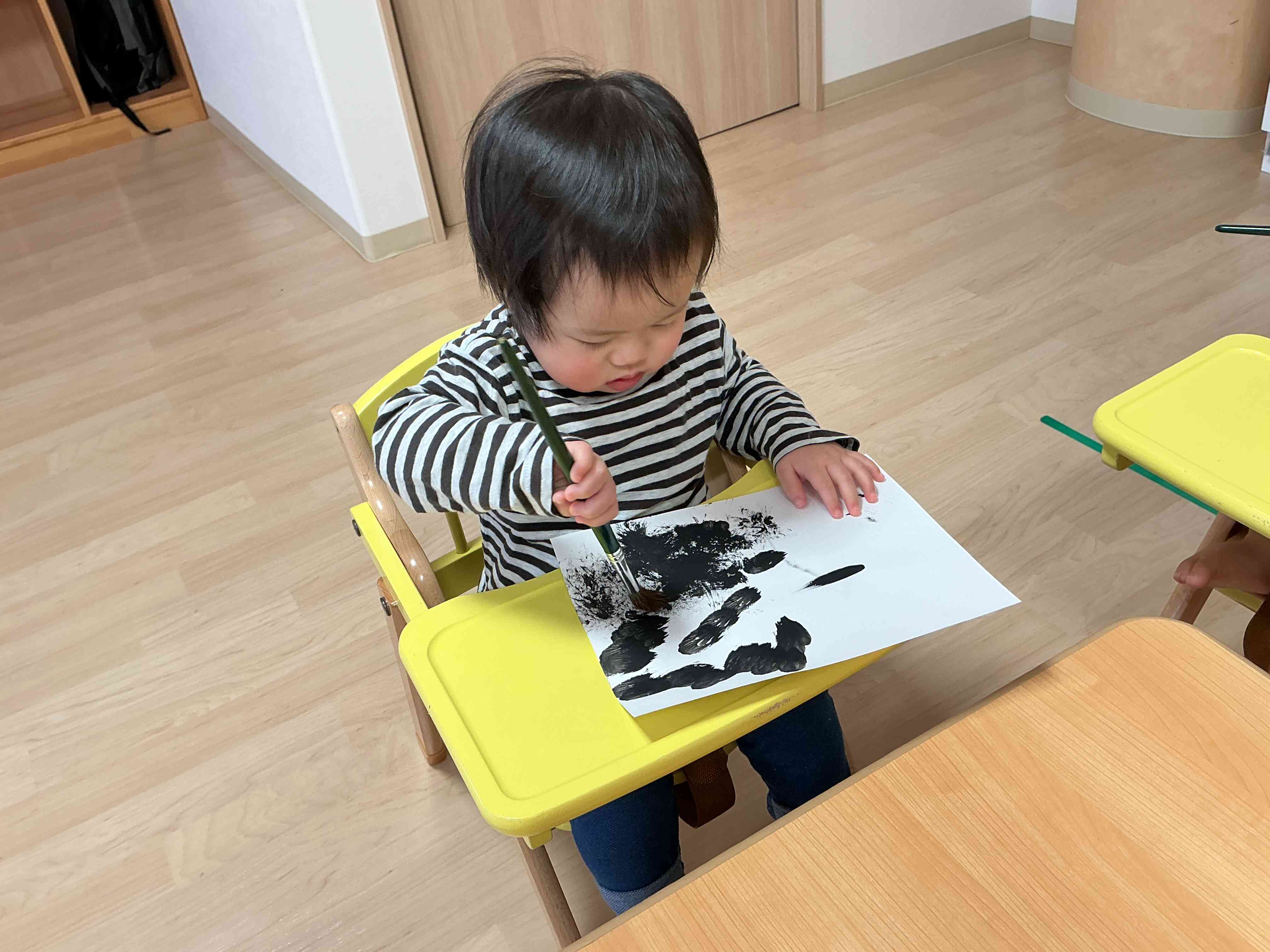 画用紙に手を添えてずれないようにしていますね！