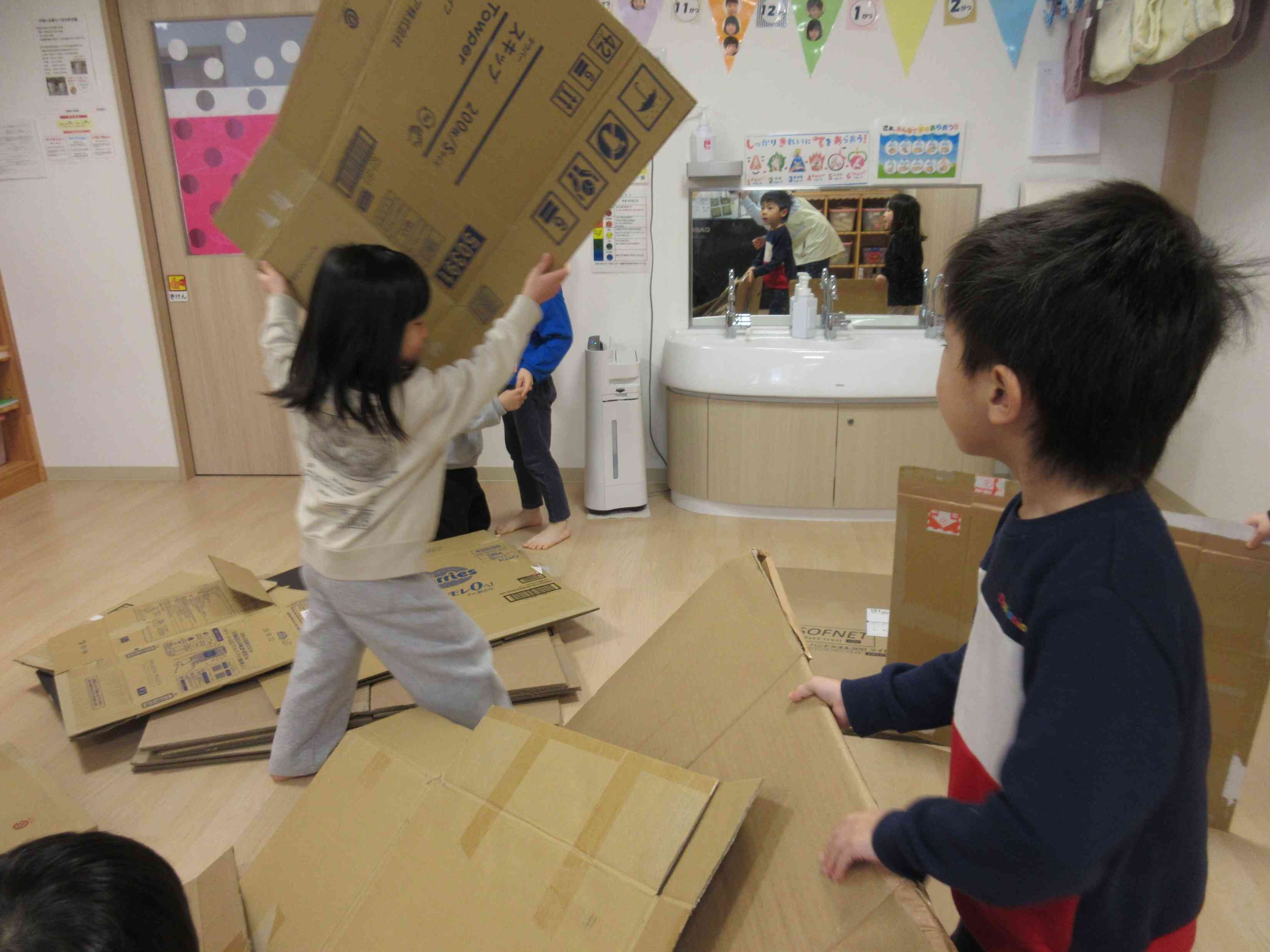 ダンボールの形、大きさを選んでいます。