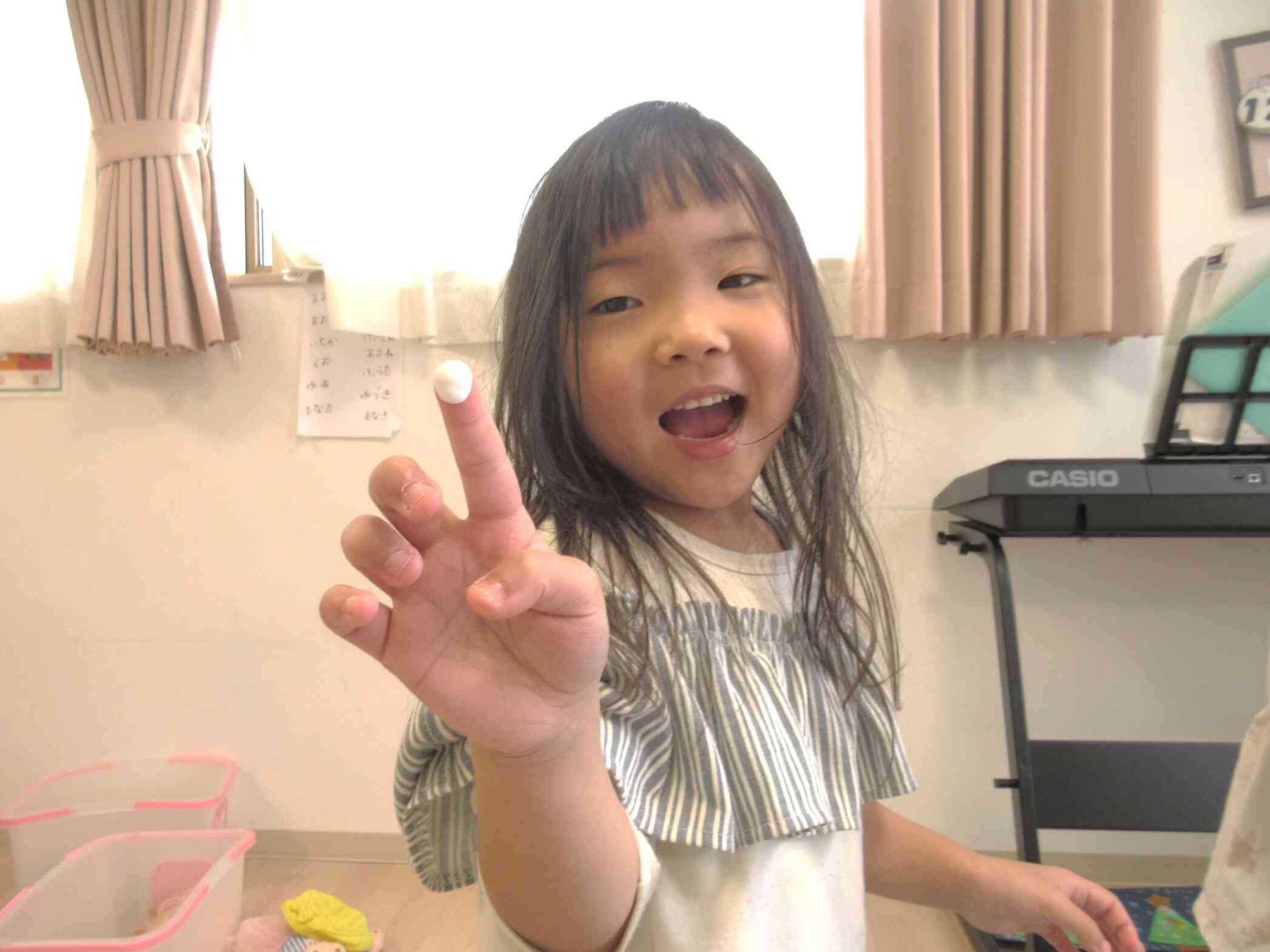 「ゆびにつけたよ～♪」