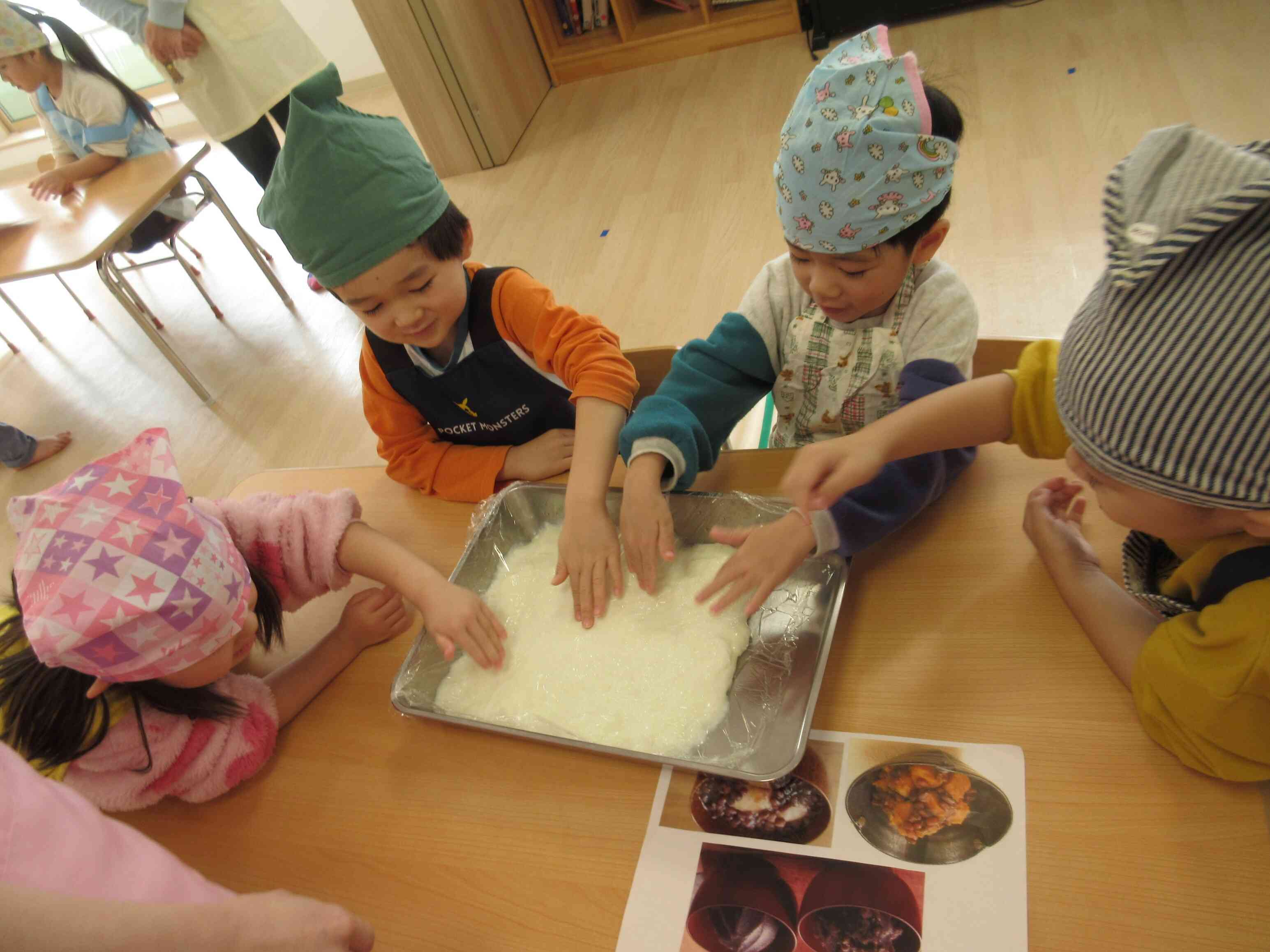 冷やす前のお餅。ラップの上から触ってみよう！