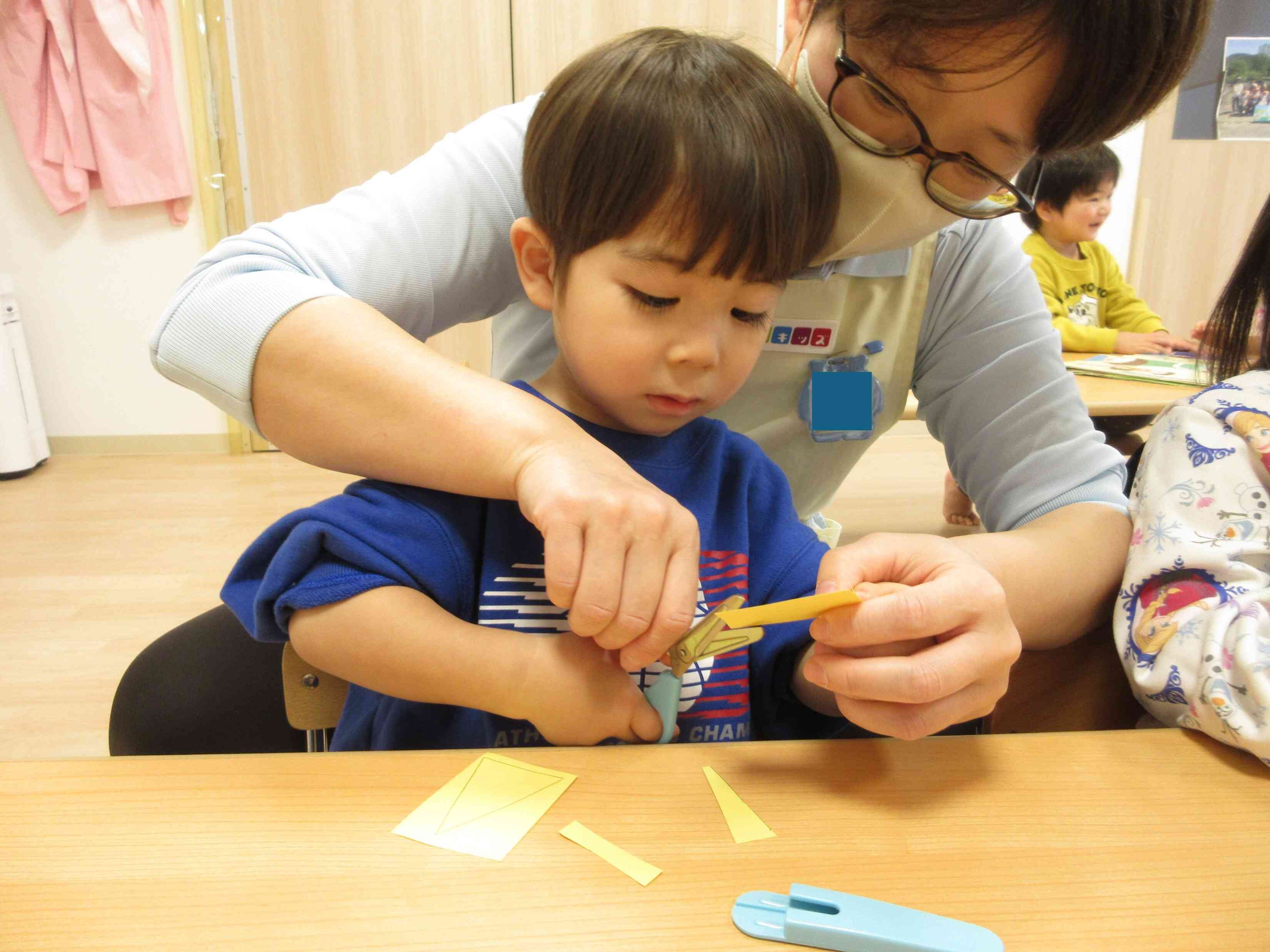 先生と一緒にチョキチョキ