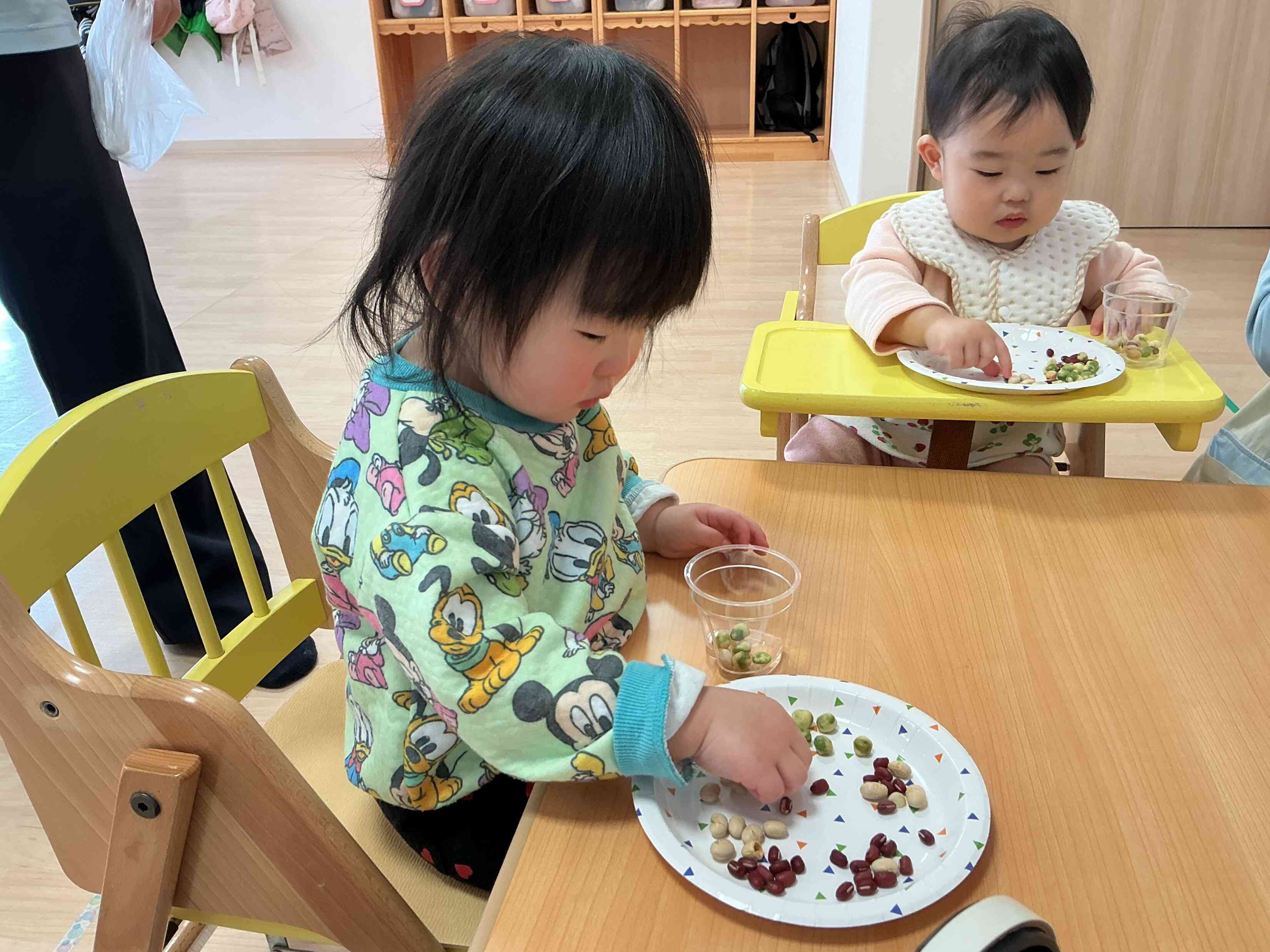 マラカスを作ってシャカシャカ鳴らして遊びました☆