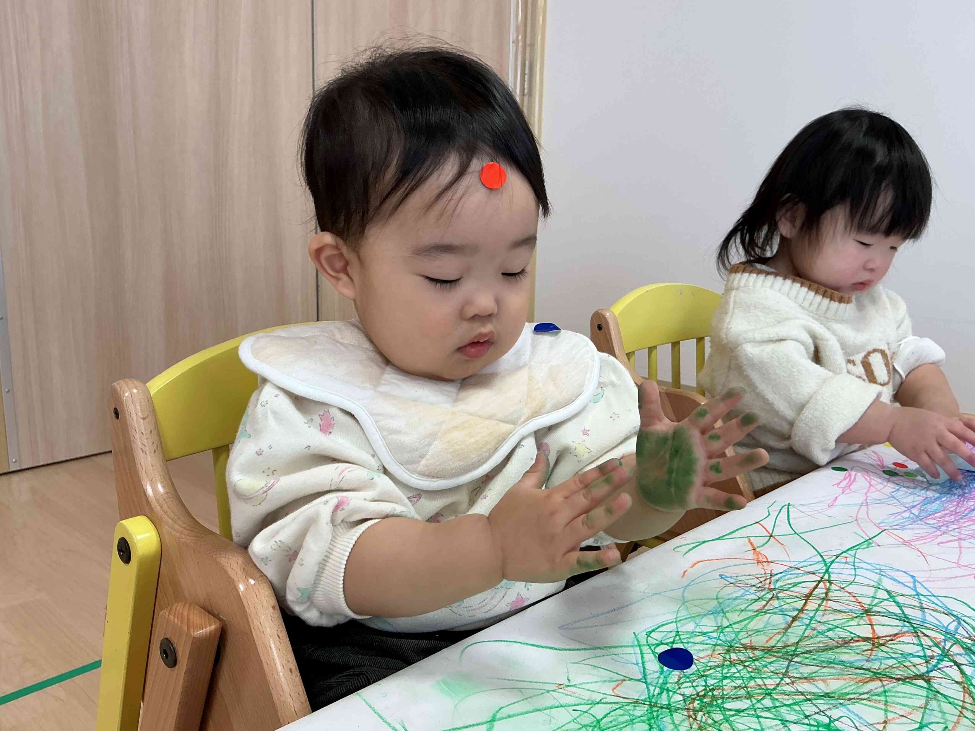 シールがおでこに…!手も緑に…!