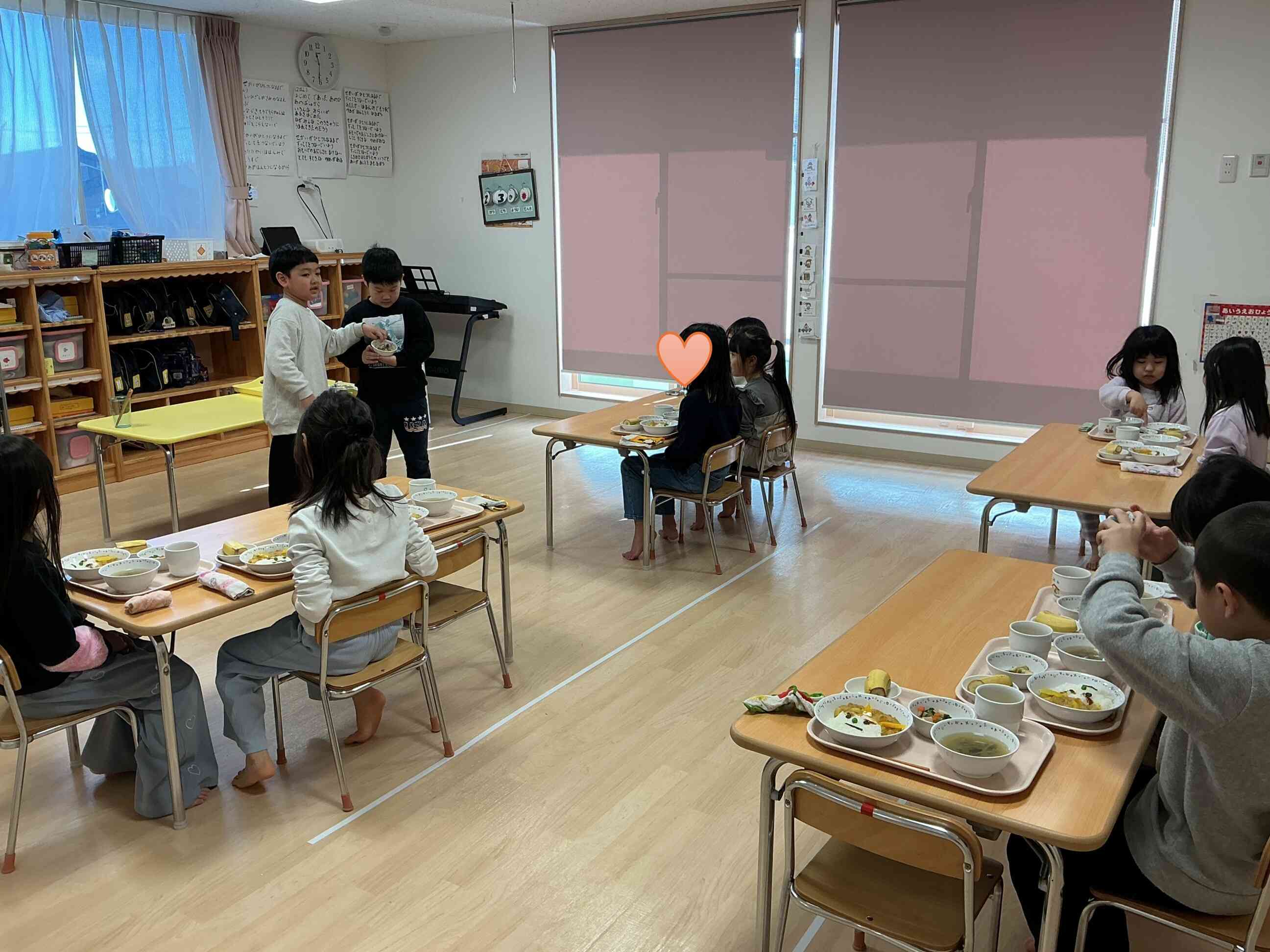 給食のお当番さんがメニュー紹介をしています♪