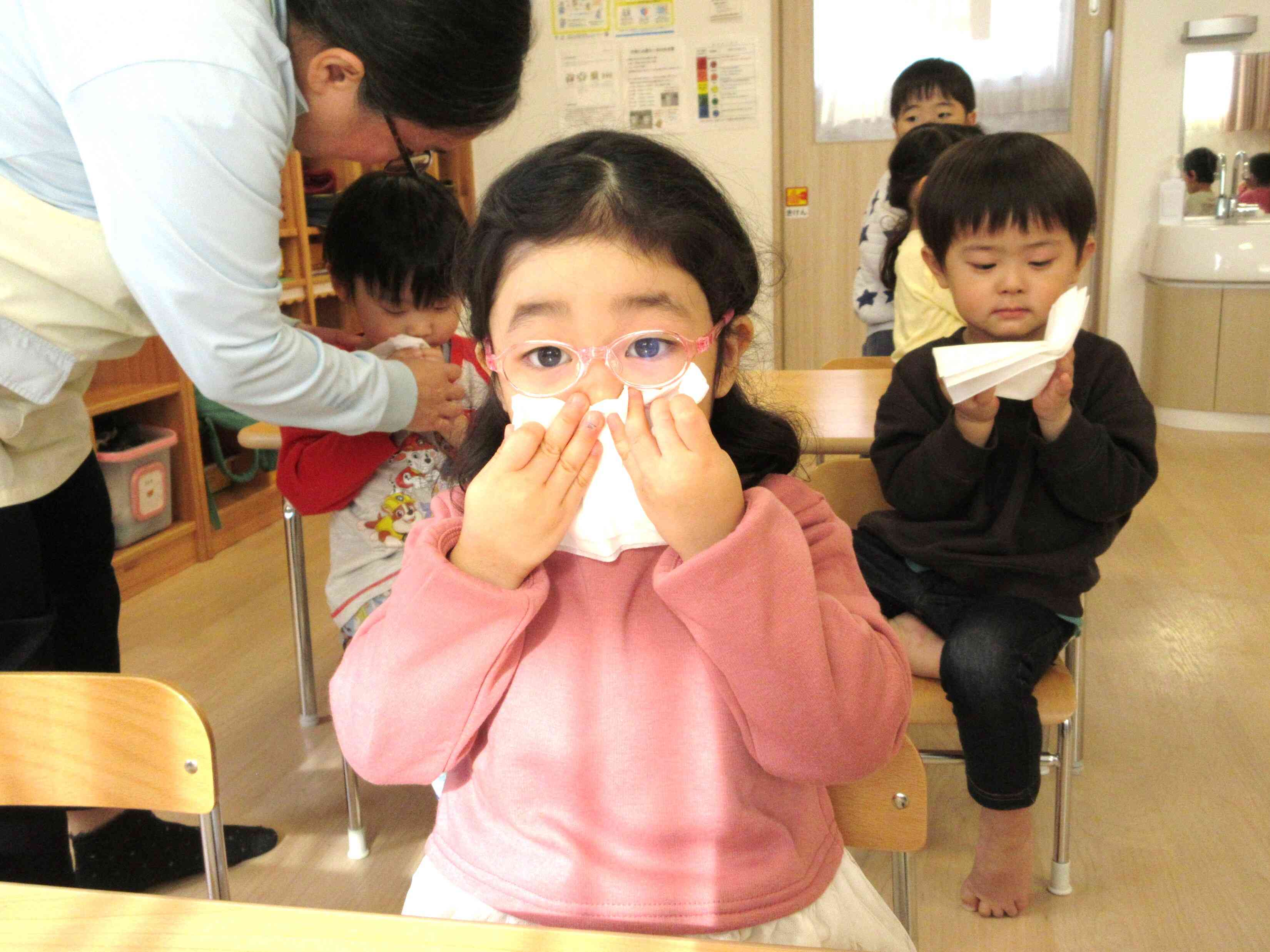 最後はティッシュを使って、鼻かみの実践です！