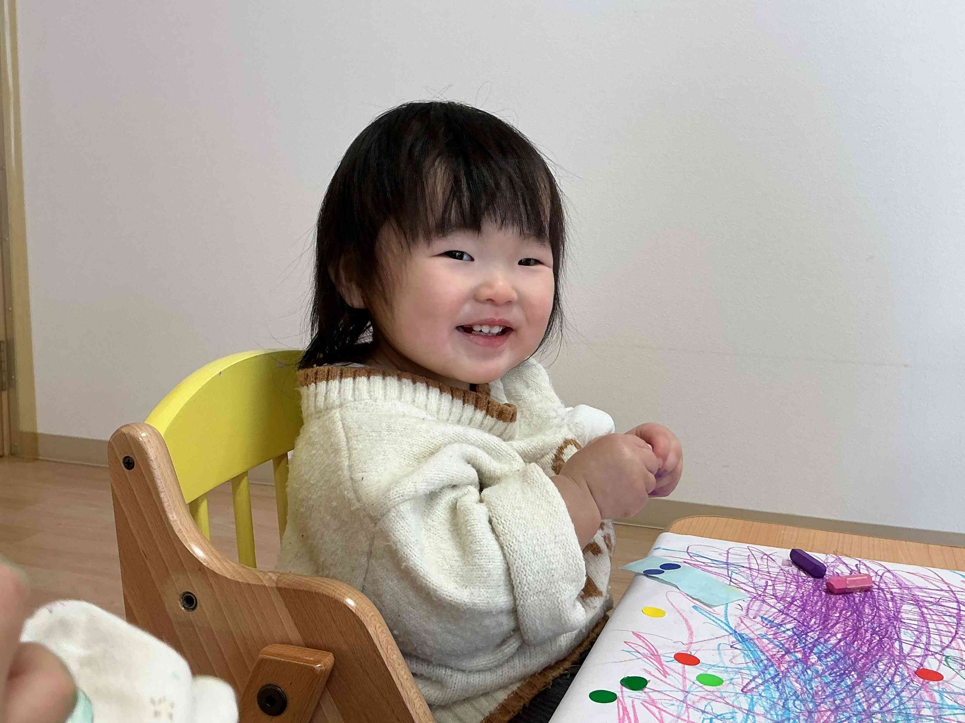 お絵描きと一緒にシール貼りもしたよ!