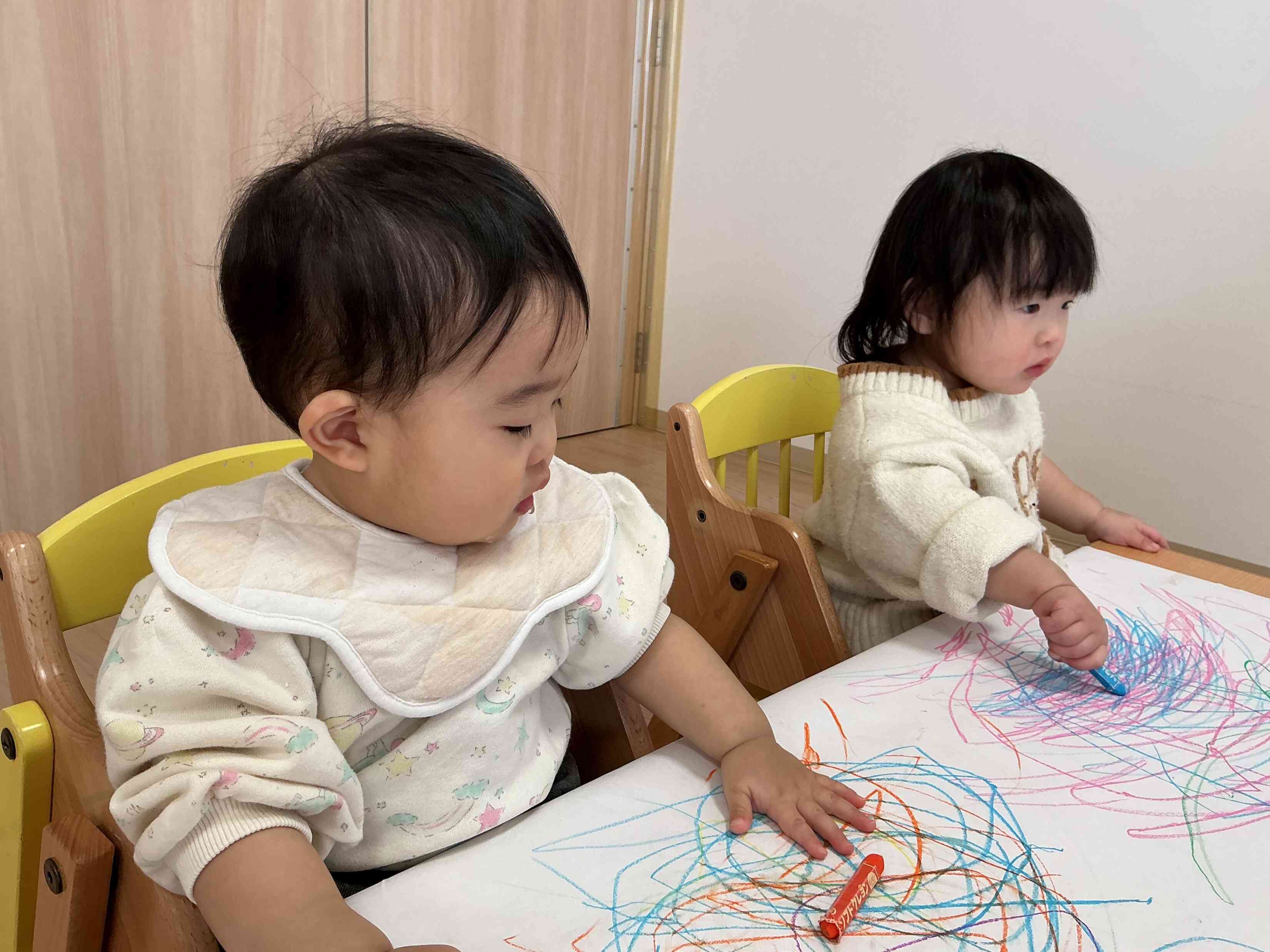 大きな画用紙にたくさん描いたよ!