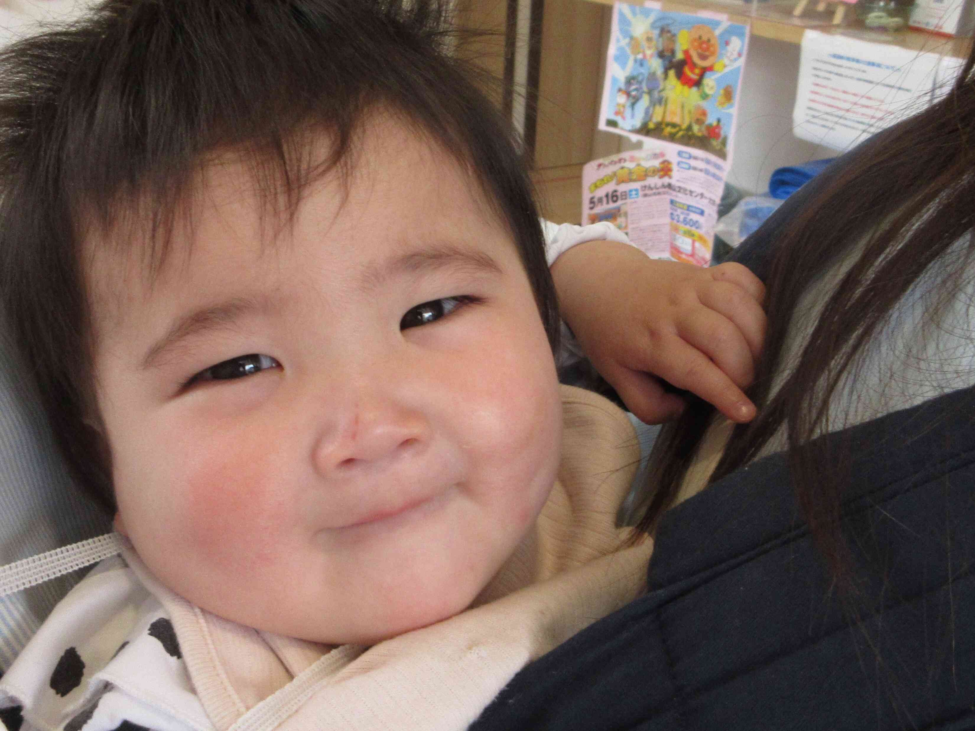 おんぶで先生にぺったんこ♪