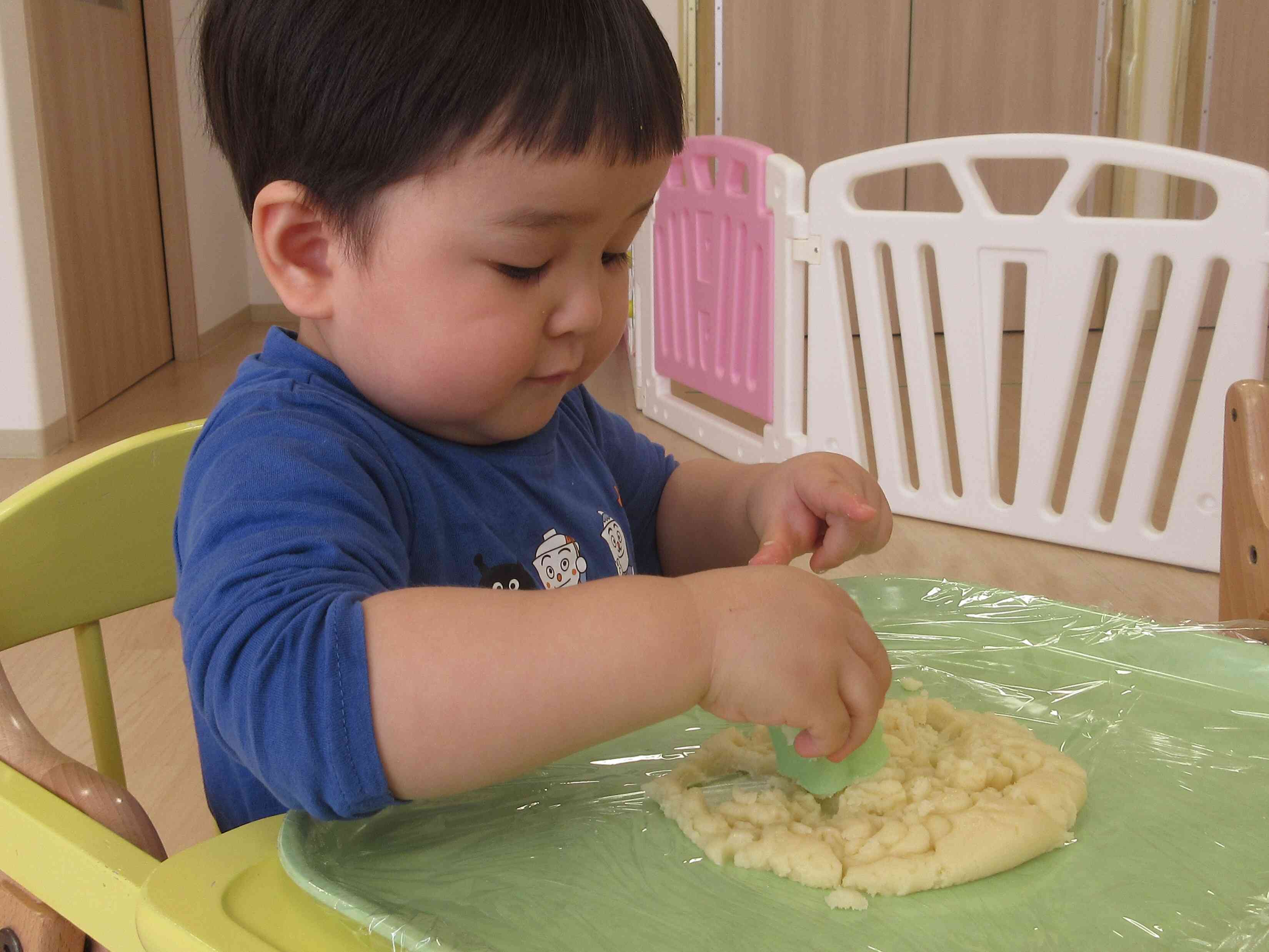 クッキーの型抜きにも真剣に取り組んでいます