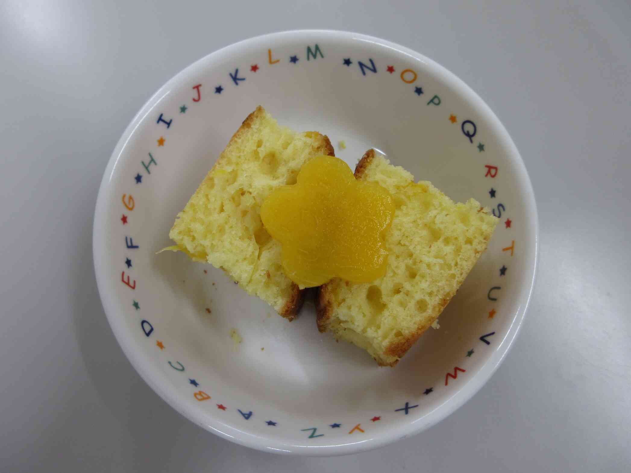 午後のおやつは『桃のケーキ』