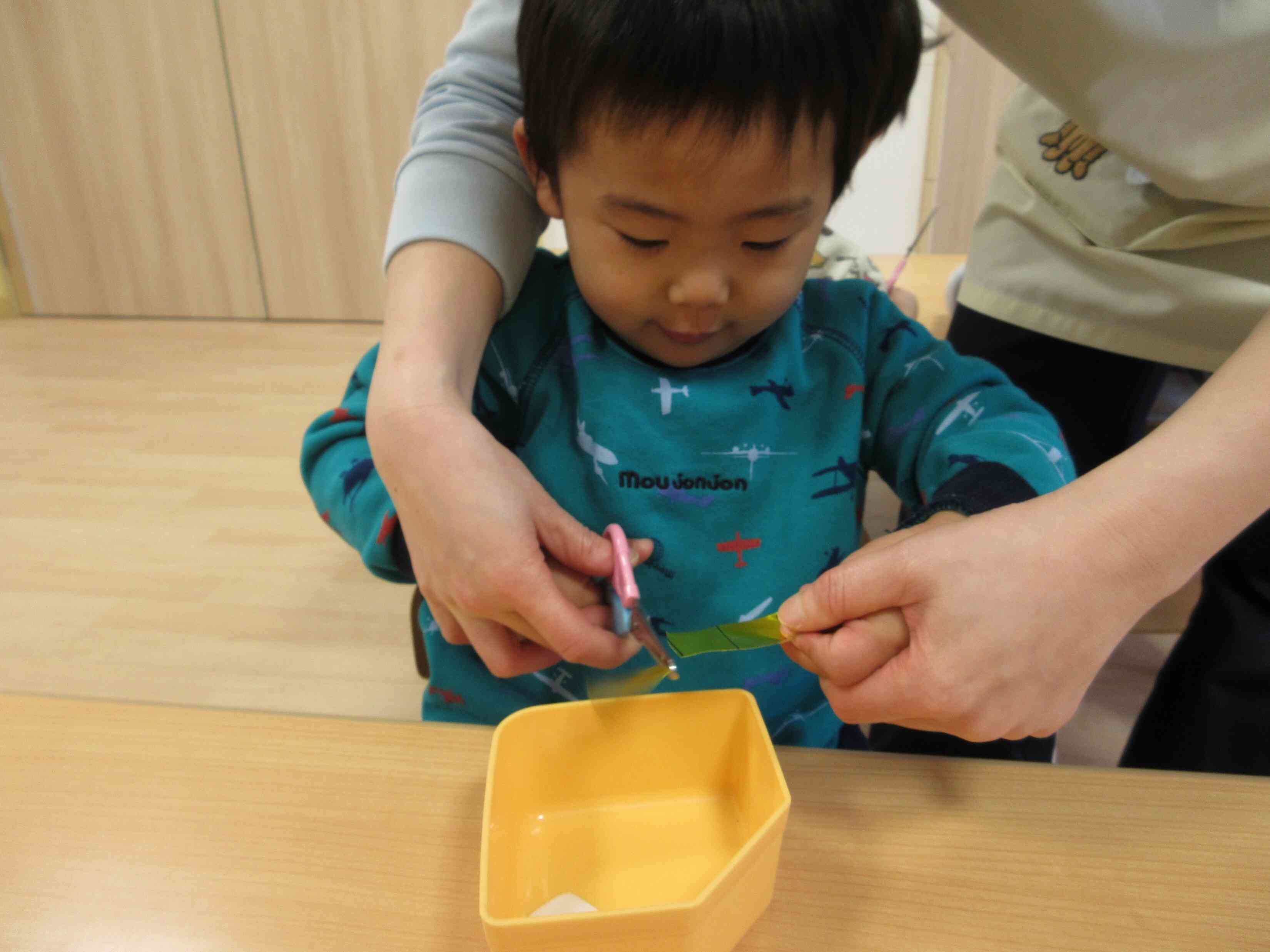 ハサミってこうやって持つんだよね？