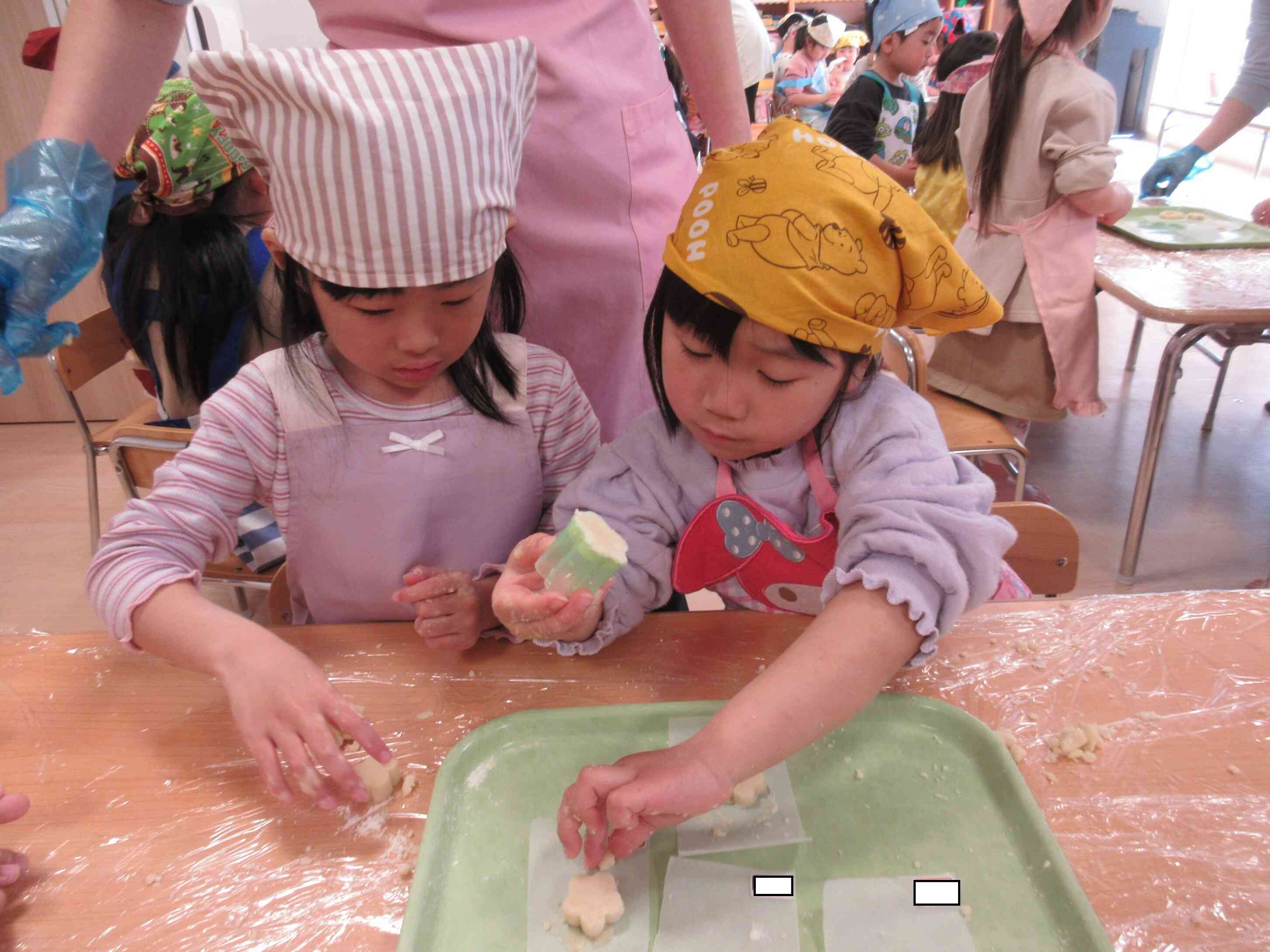 自分の名前が書かれたクッキングシートへクッキーを並べます。