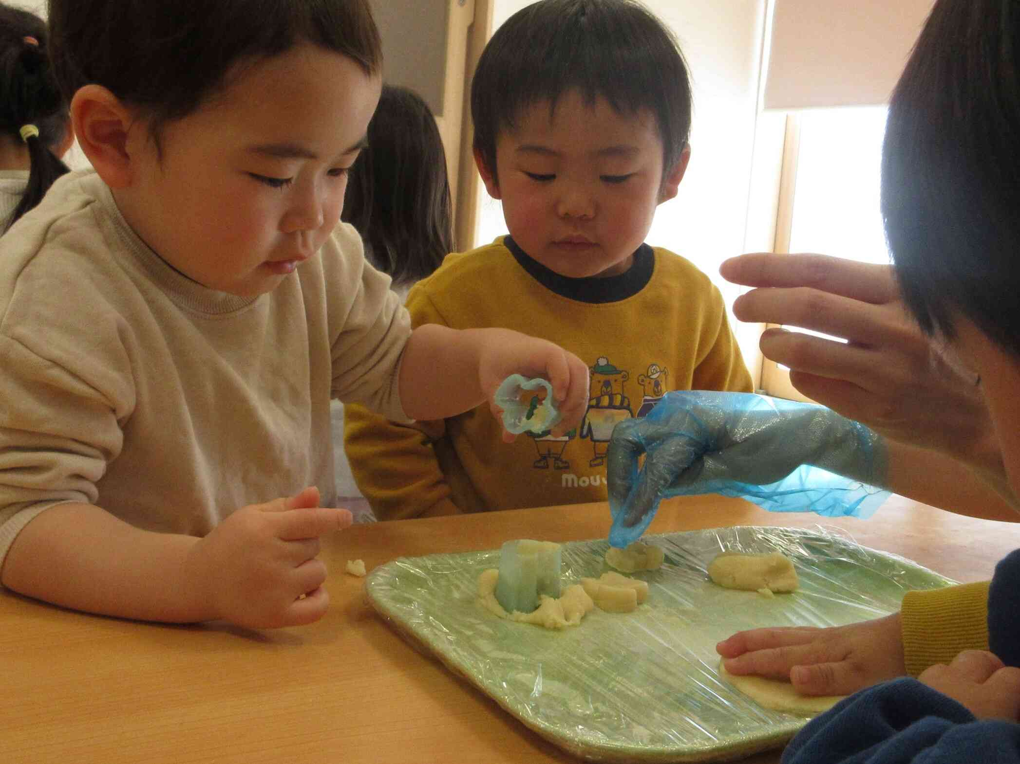 好きな型を使って型抜き。飛行機や車型も用意しましたがハート型が一番人気でした。