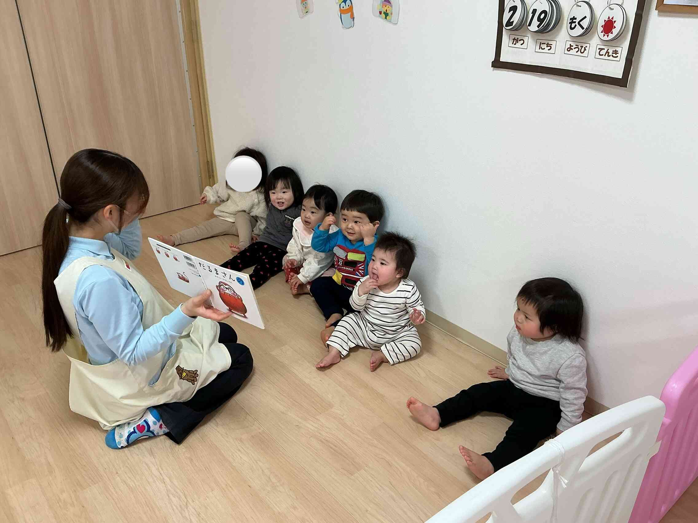 先生の読み聞かせが大好きなひよこ組さん♪