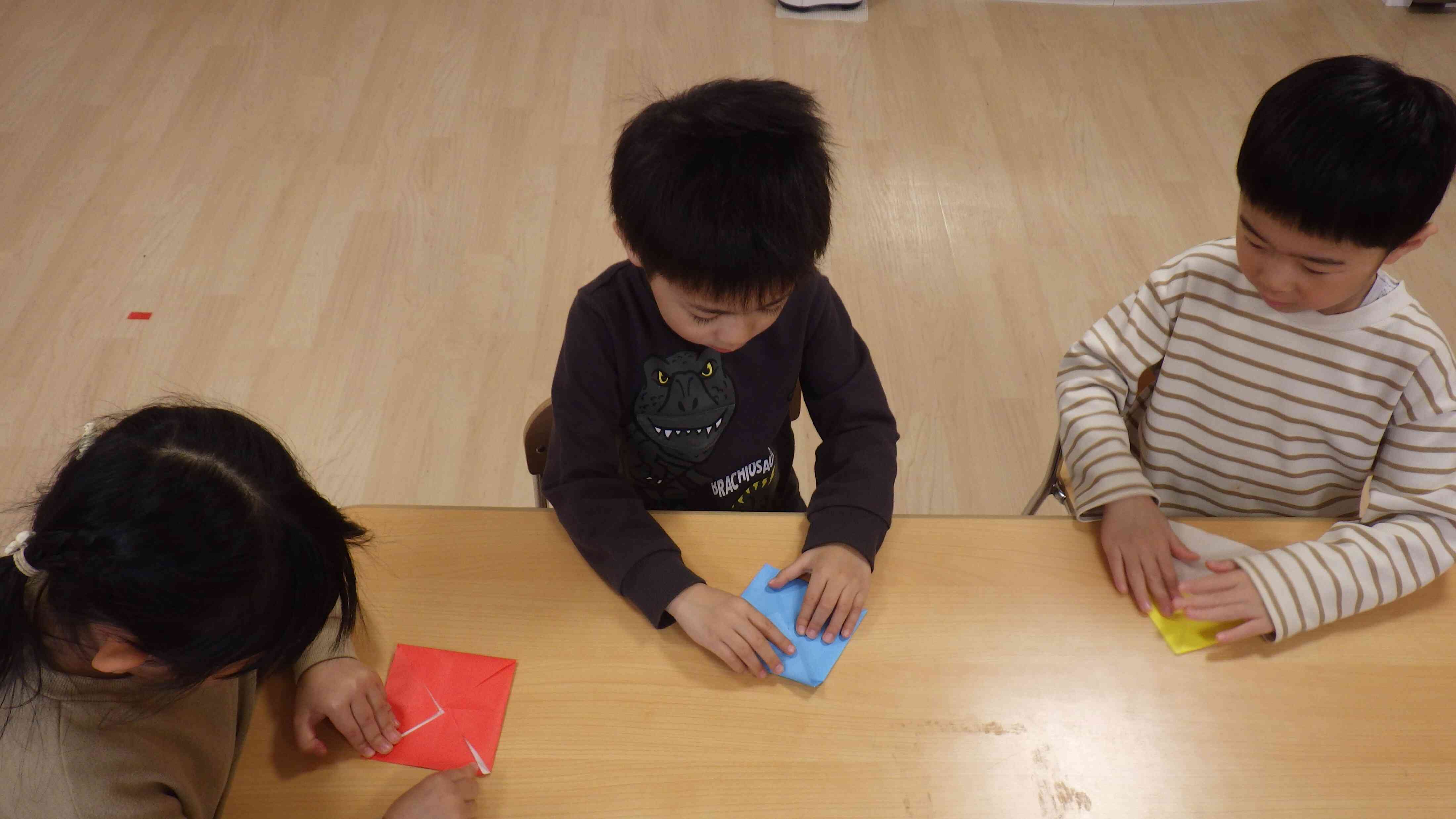 角と角を合わせて…アイロンをかけて…