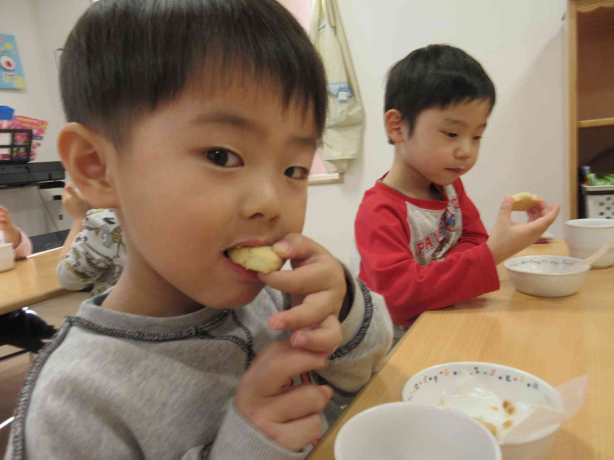 同じ材料で作ったはずなのに、グループごとに出来上がった色や質感は違っていました。どれも美味しいね！