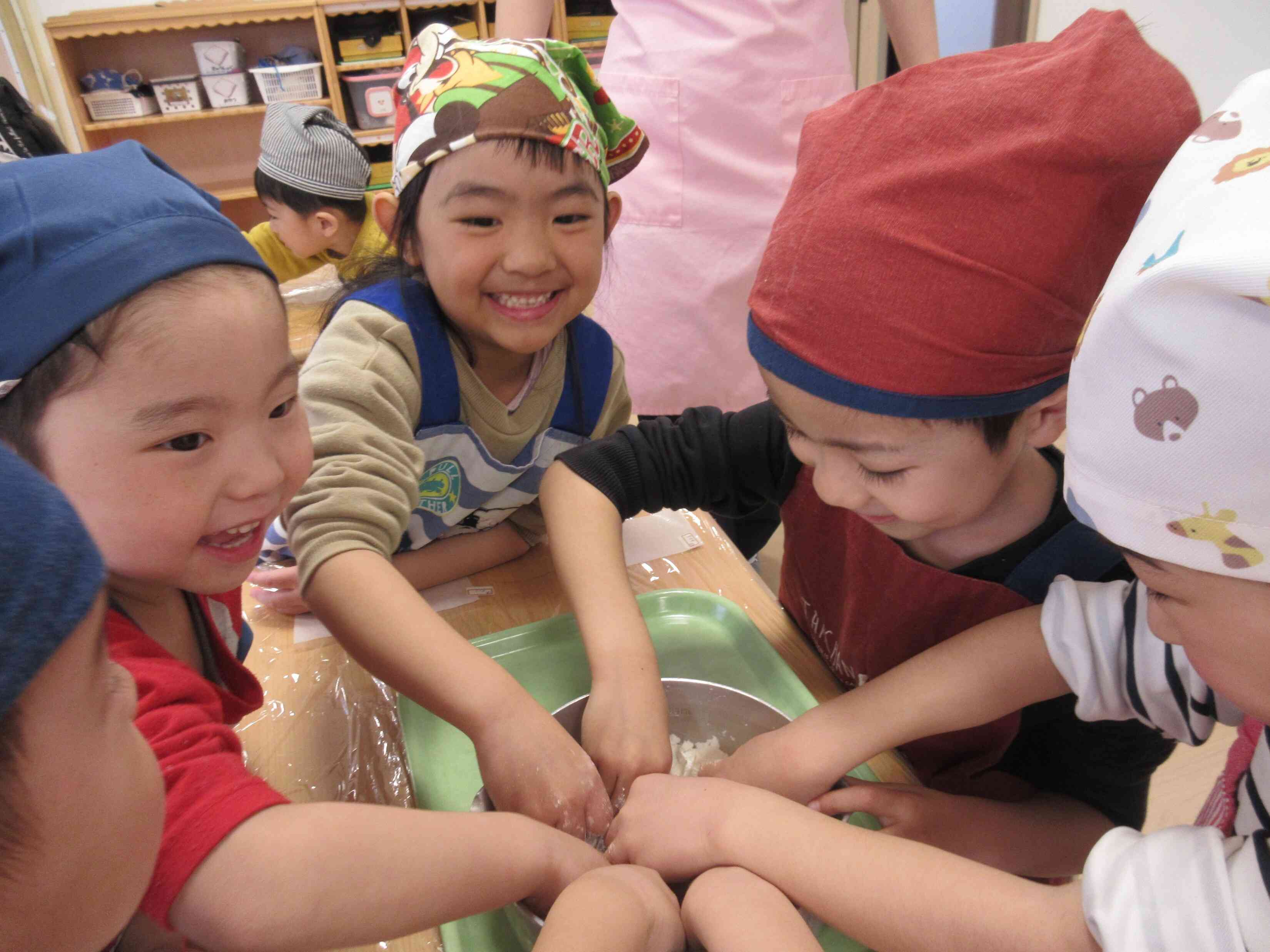 ３・４・５歳児クラスは生地作りから