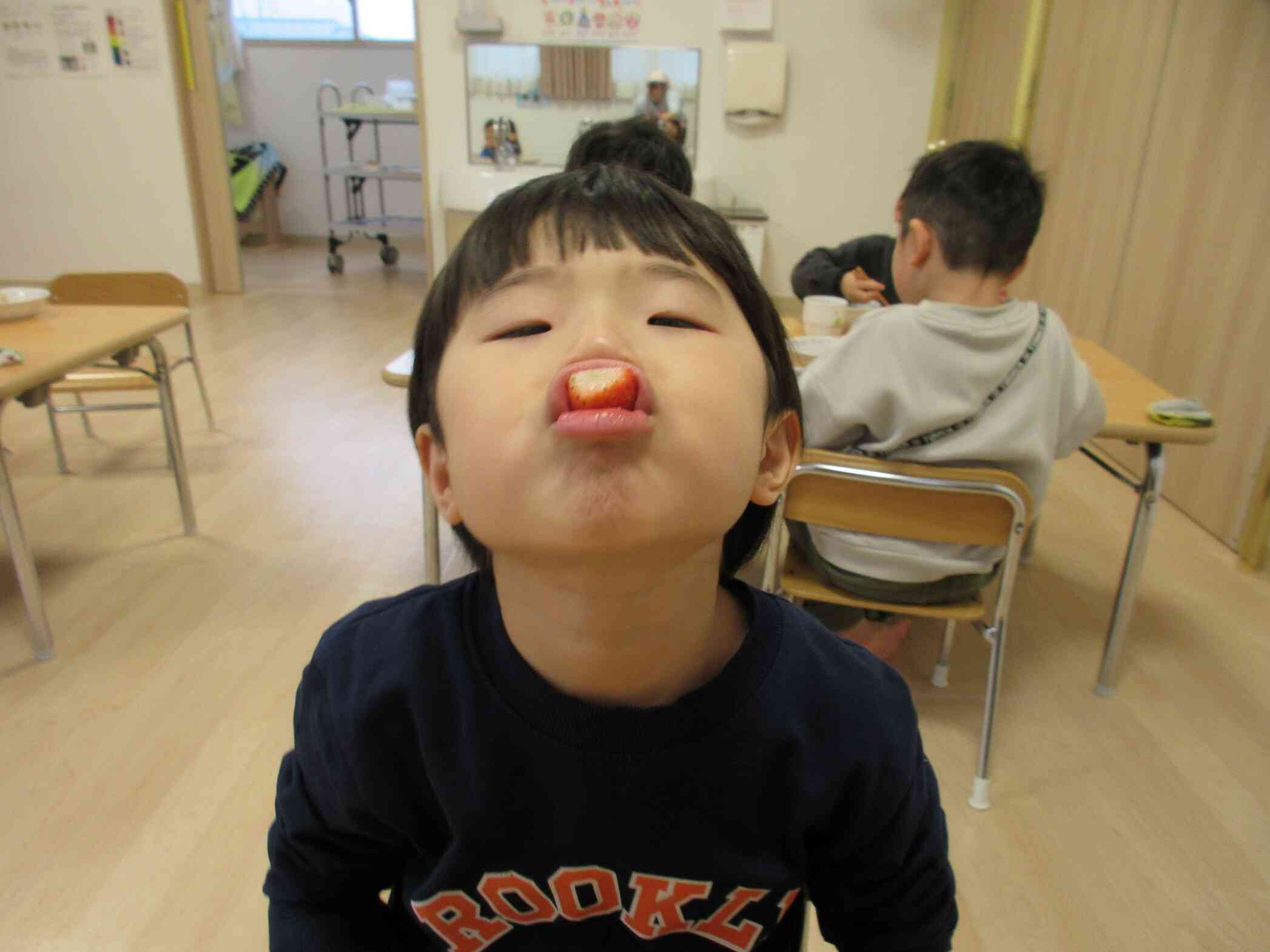 『いちご』はどのクラスでも大人気!ごはんより先に食べてなくなってしまう子も沢山います。