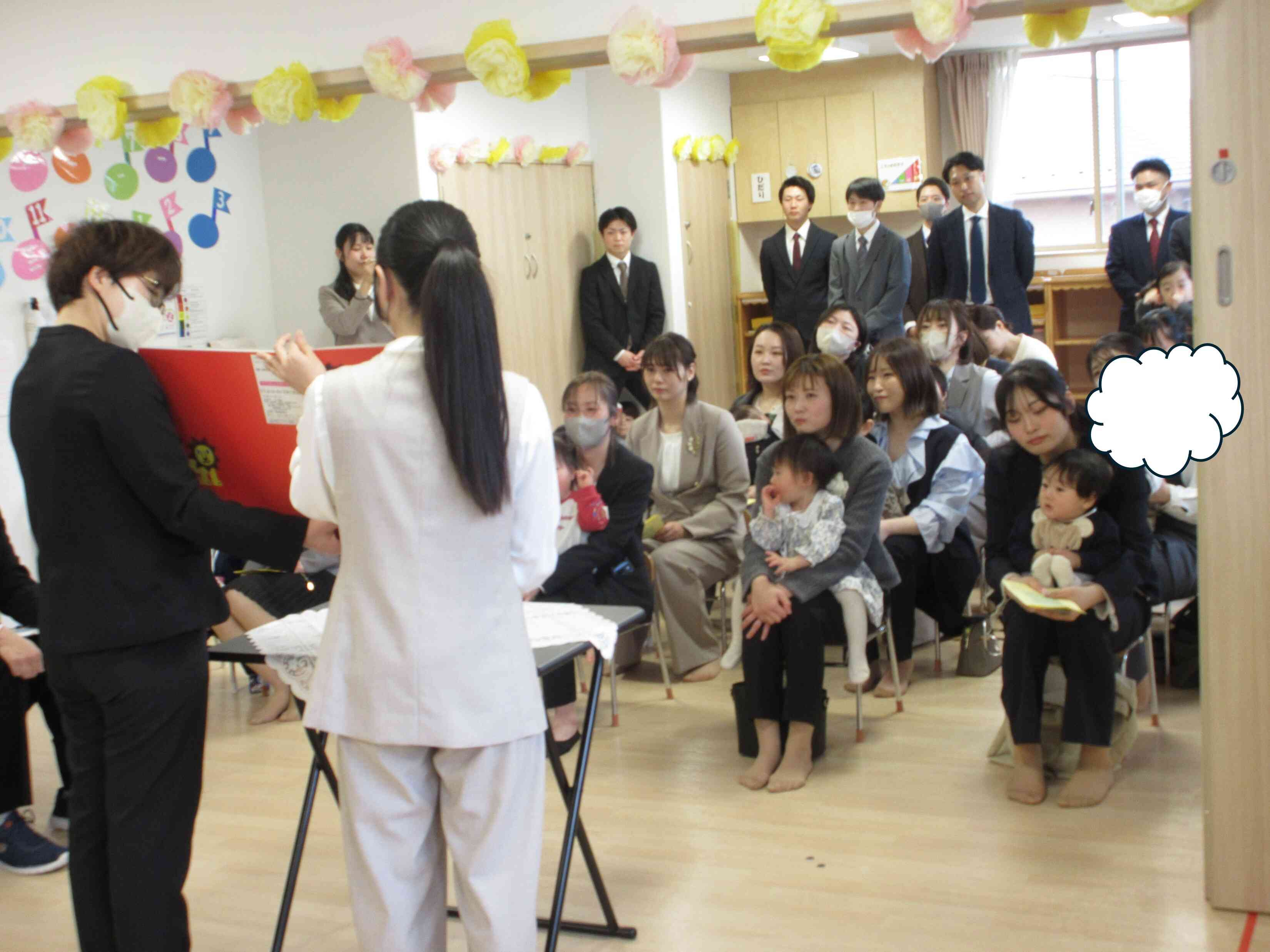 歌を歌ったり、手遊び、大きい絵本も読んだよ！