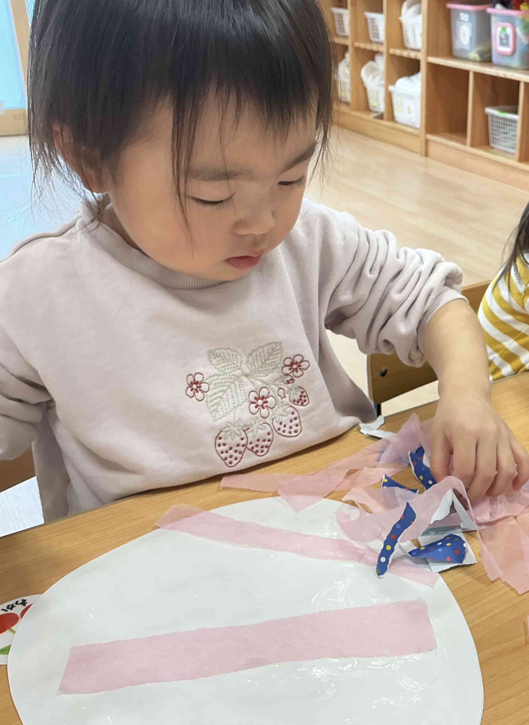 画用紙にペタペタ〜！