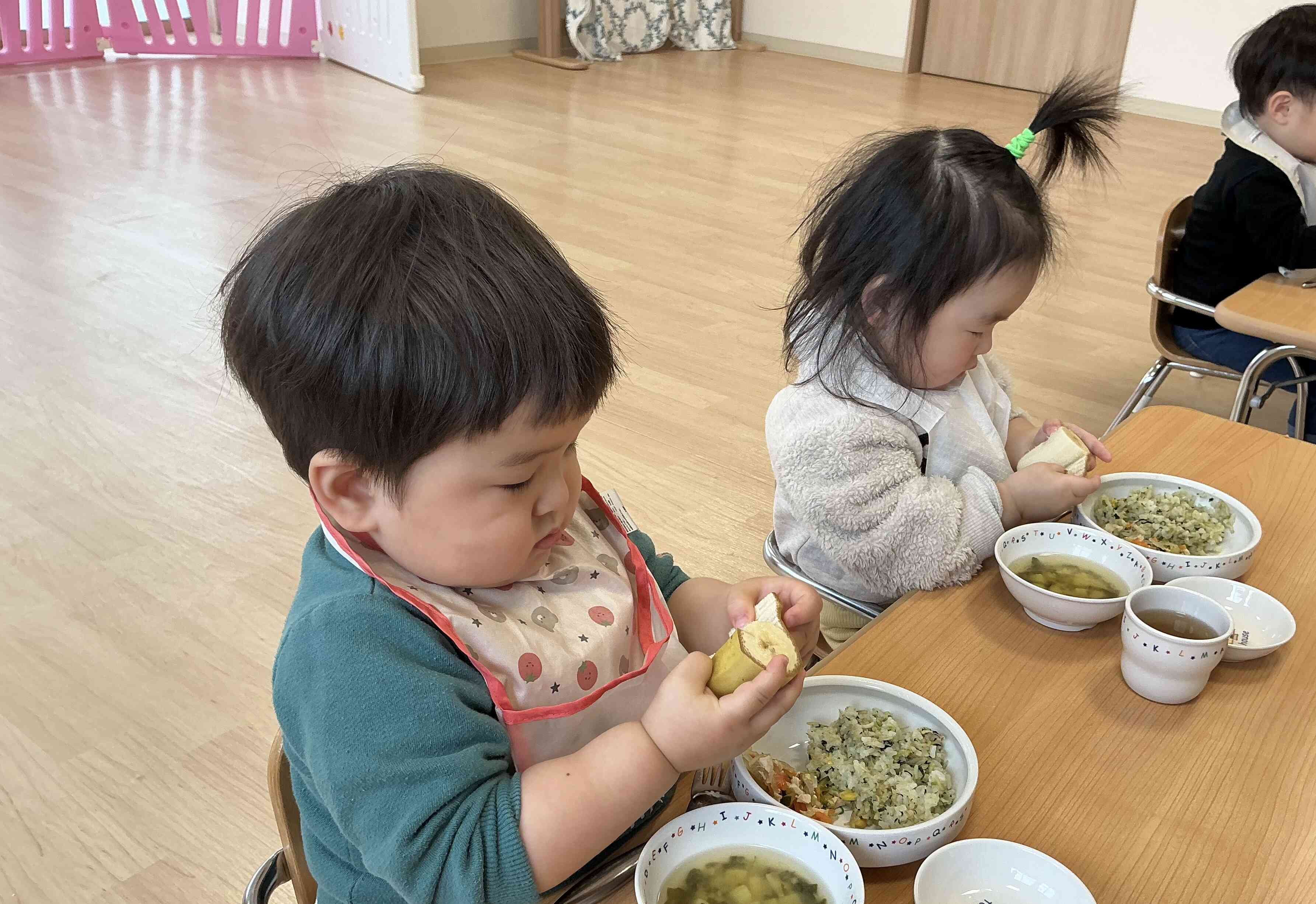 バナナの皮、自分で剥けるよ♪