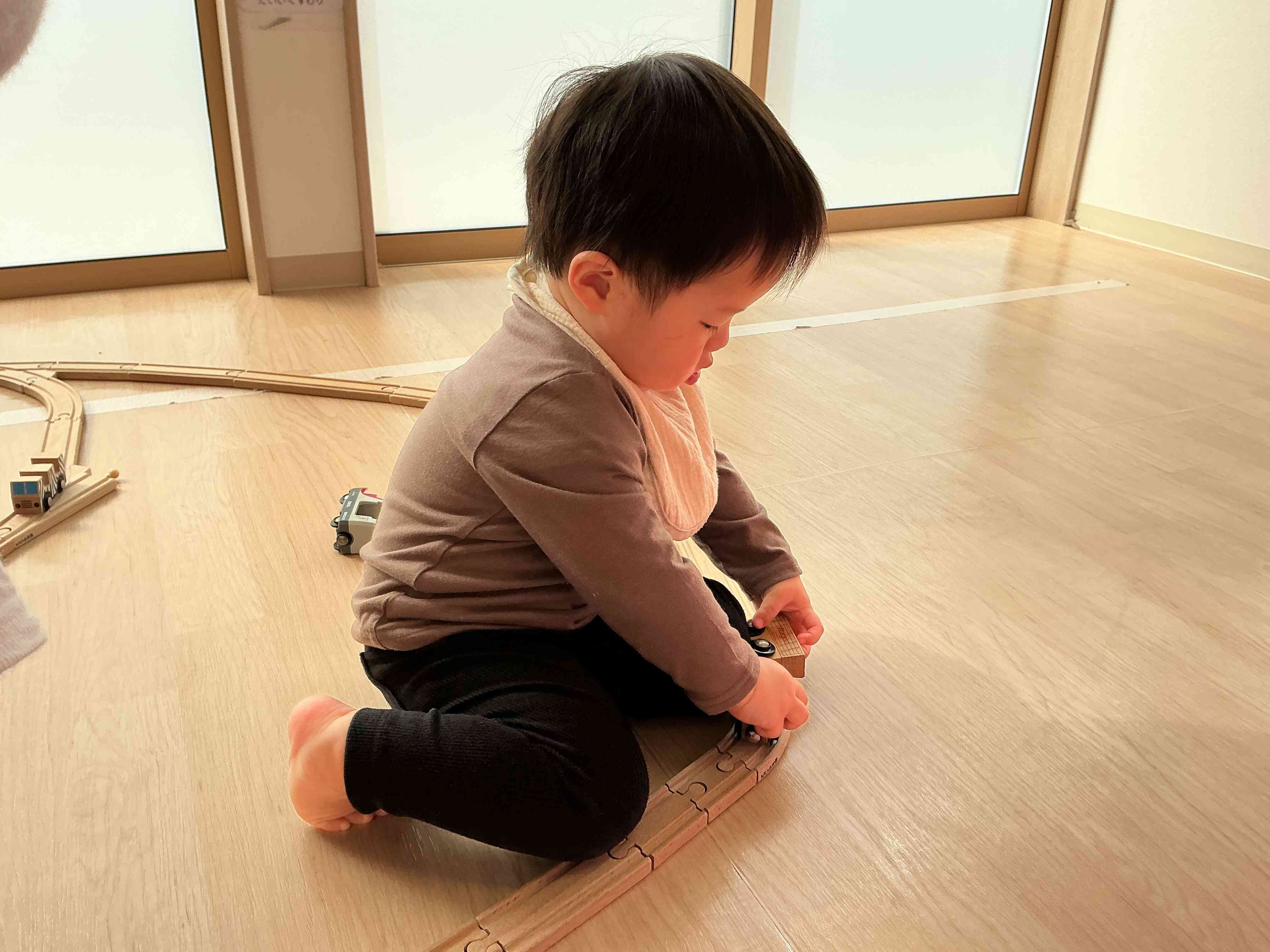 上手にレールを繋げて走らせていました♪