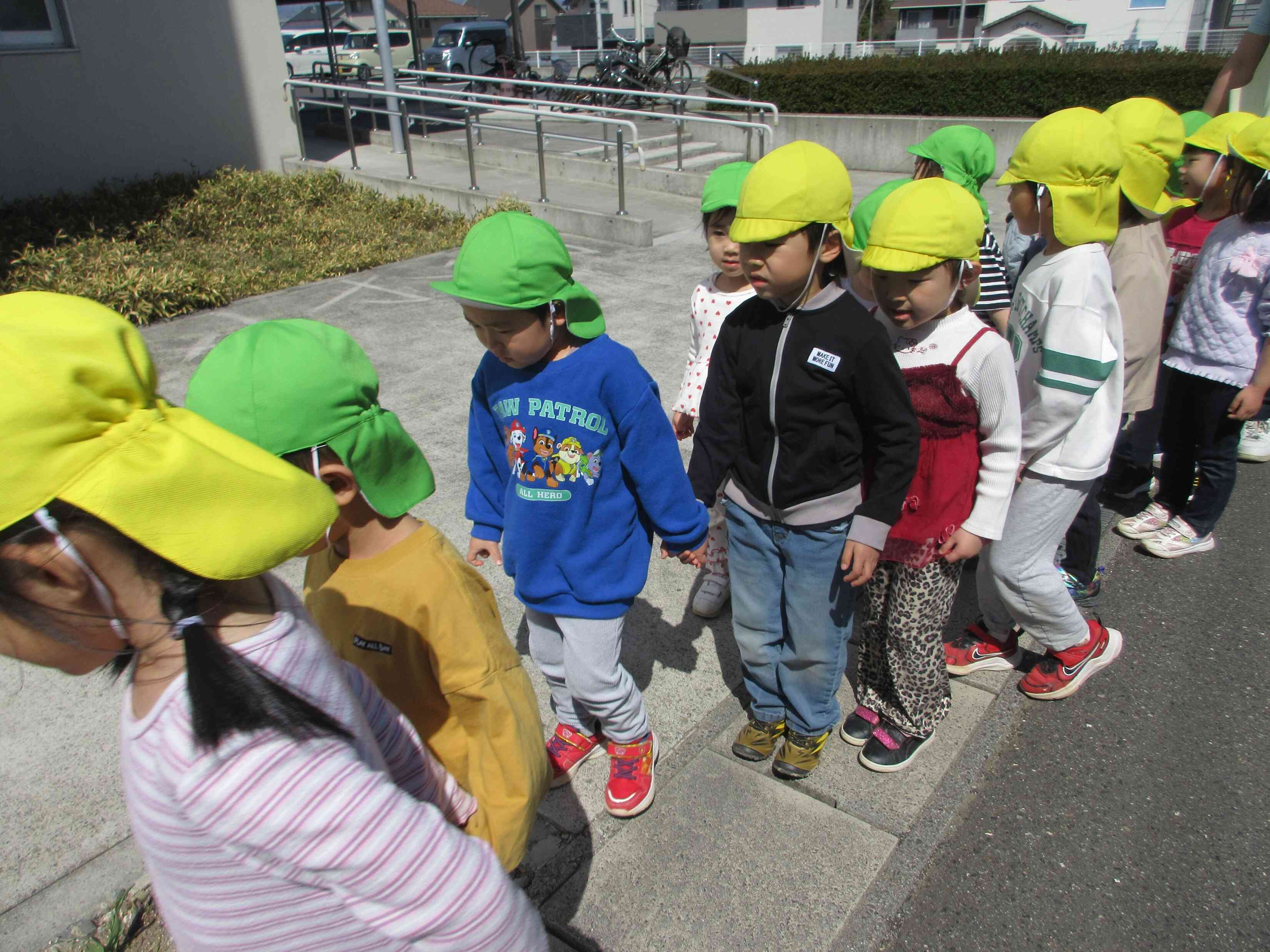 ぱんだ組（4歳児クラス）と一緒にお散歩！